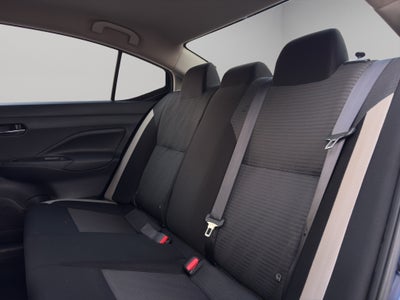 2022 Nissan Versa 4 pts. Advance, CVT, a/ac., VE, f. niebla, RA-16 (línea anterior)