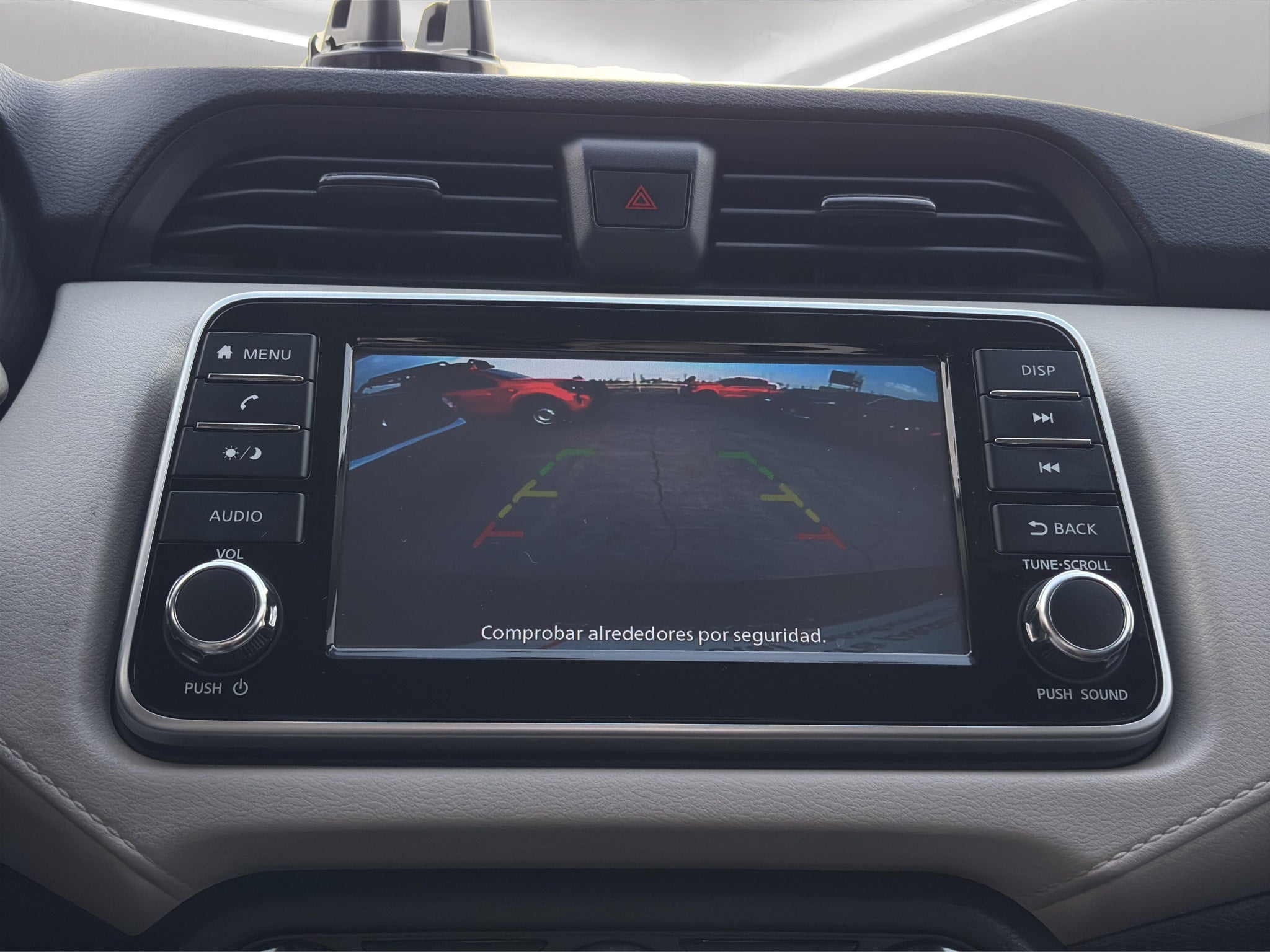 2022 Nissan Versa 4 pts. Advance, CVT, a/ac., VE, f. niebla, RA-16 (línea anterior)