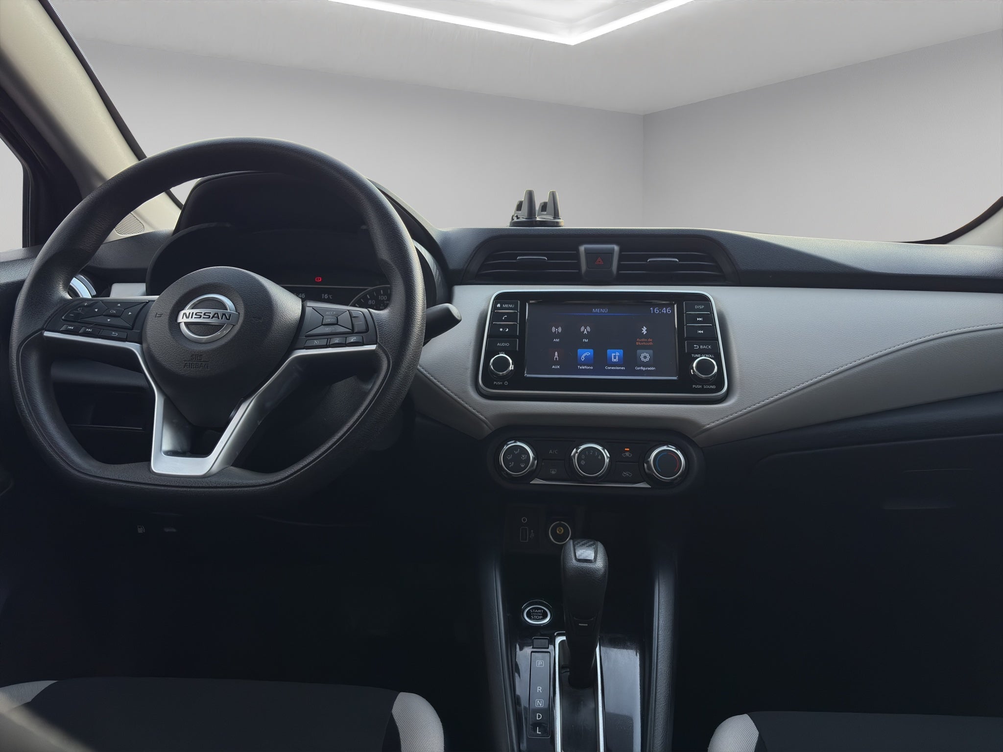 2022 Nissan Versa 4 pts. Advance, CVT, a/ac., VE, f. niebla, RA-16 (línea anterior)