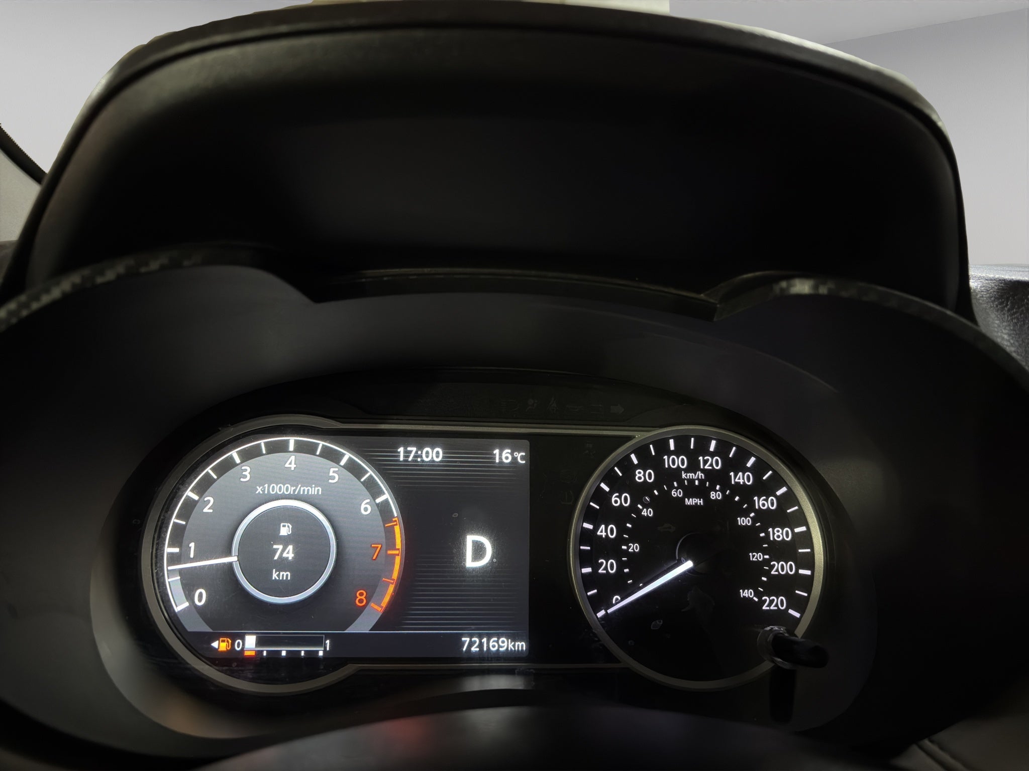 2022 Nissan Versa 4 pts. Advance, CVT, a/ac., VE, f. niebla, RA-16 (línea anterior)