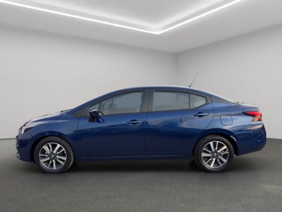 2022 Nissan Versa 4 pts. Advance, CVT, a/ac., VE, f. niebla, RA-16 (línea anterior)