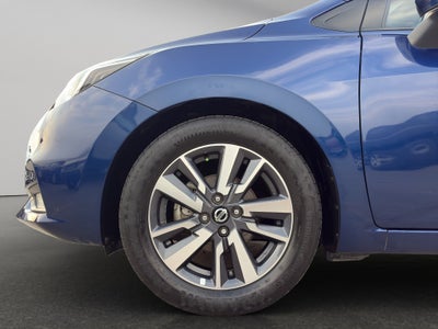 2022 Nissan Versa 4 pts. Advance, CVT, a/ac., VE, f. niebla, RA-16 (línea anterior)