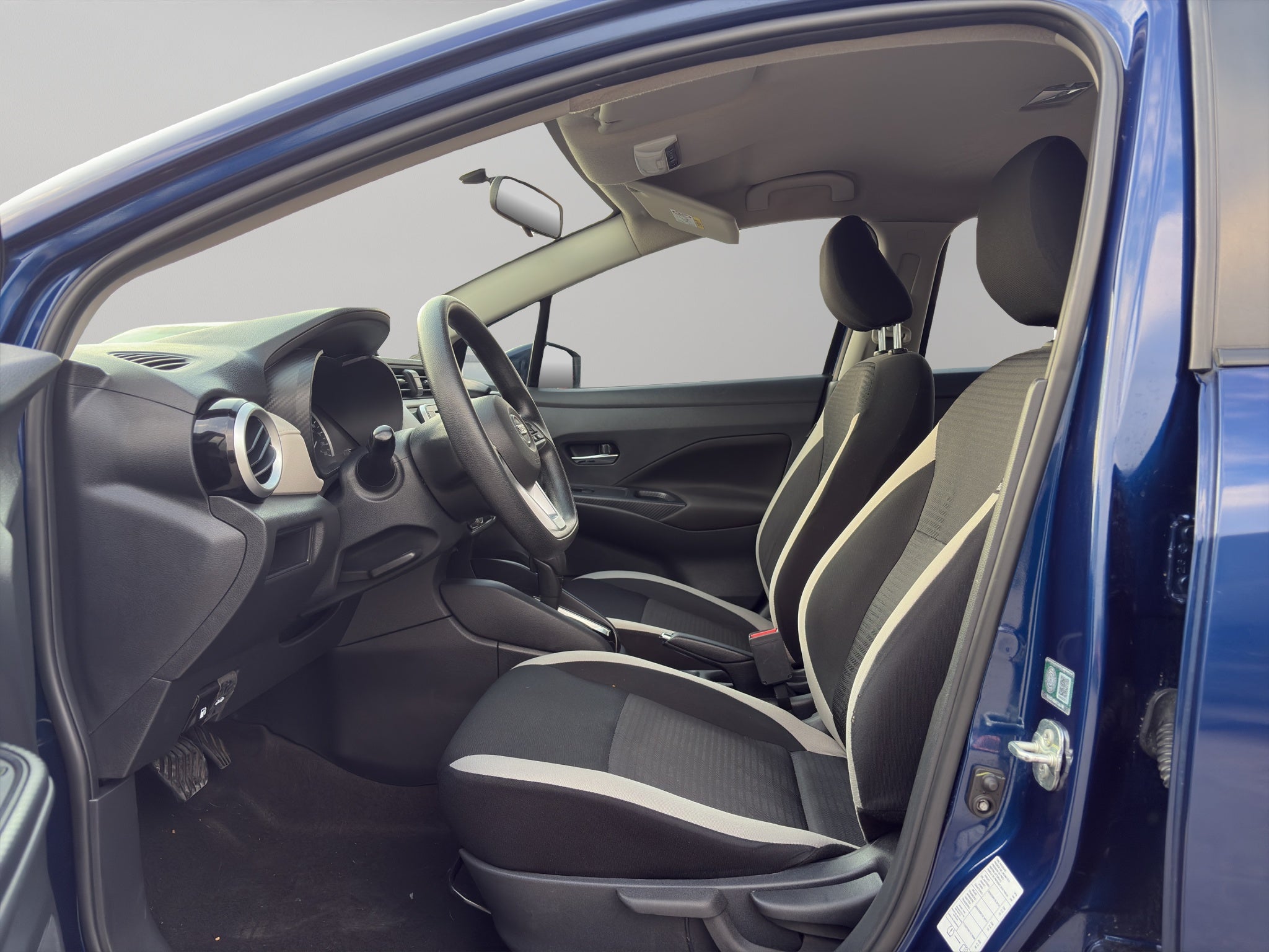 2022 Nissan Versa 4 pts. Advance, CVT, a/ac., VE, f. niebla, RA-16 (línea anterior)