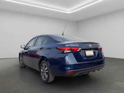 2022 Nissan Versa 4 pts. Advance, CVT, a/ac., VE, f. niebla, RA-16 (línea anterior)