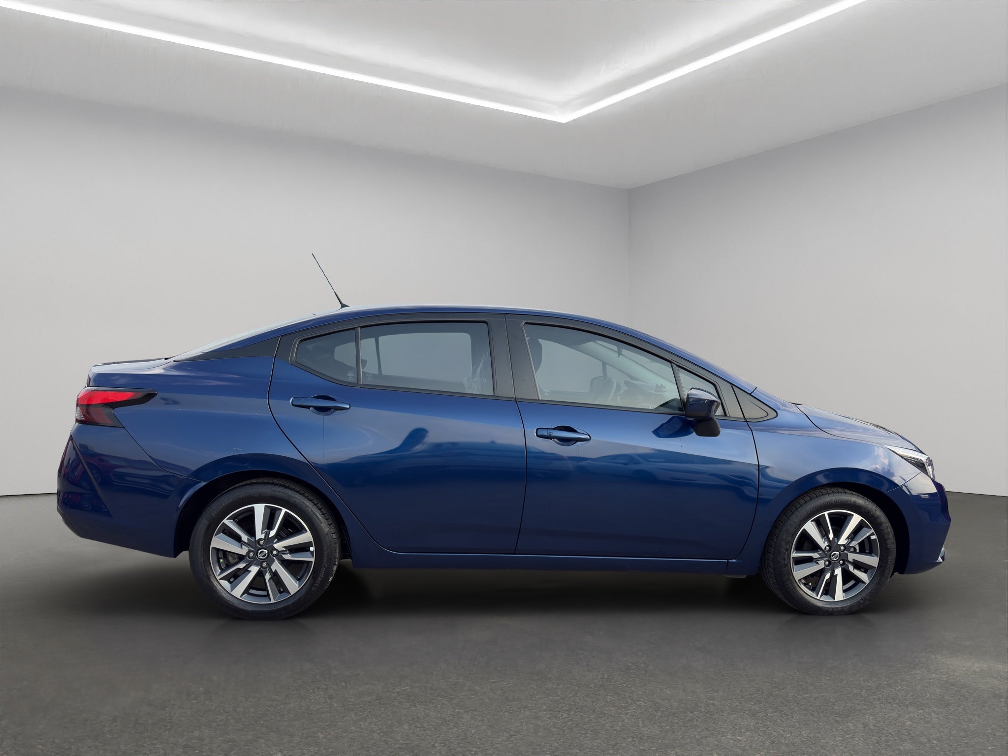 2022 Nissan Versa 4 pts. Advance, CVT, a/ac., VE, f. niebla, RA-16 (línea anterior)