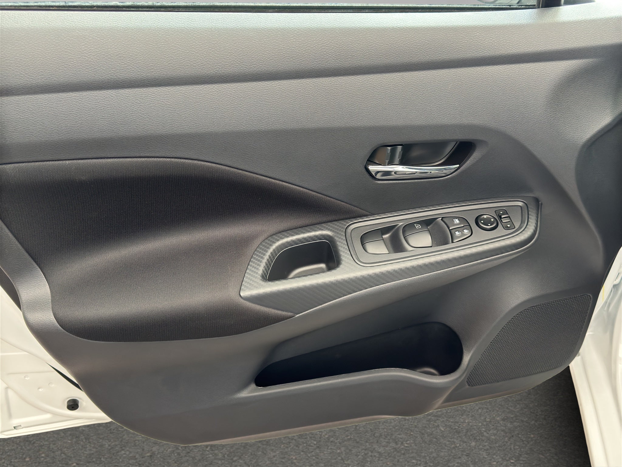 2024 Nissan Versa 4 pts. Advance, CVT, a/ac., f. niebla, RA-16