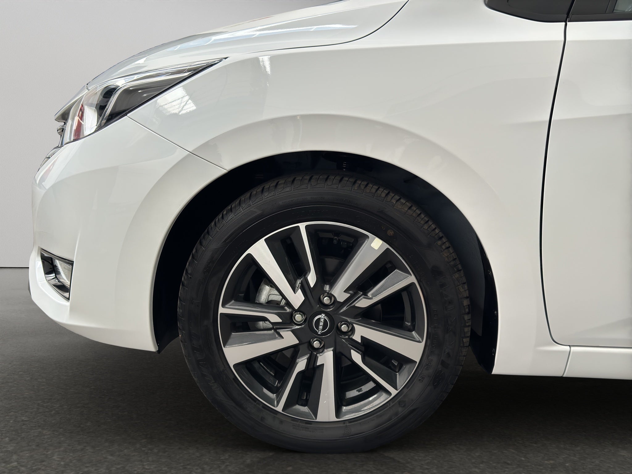 2024 Nissan Versa 4 pts. Advance, CVT, a/ac., f. niebla, RA-16