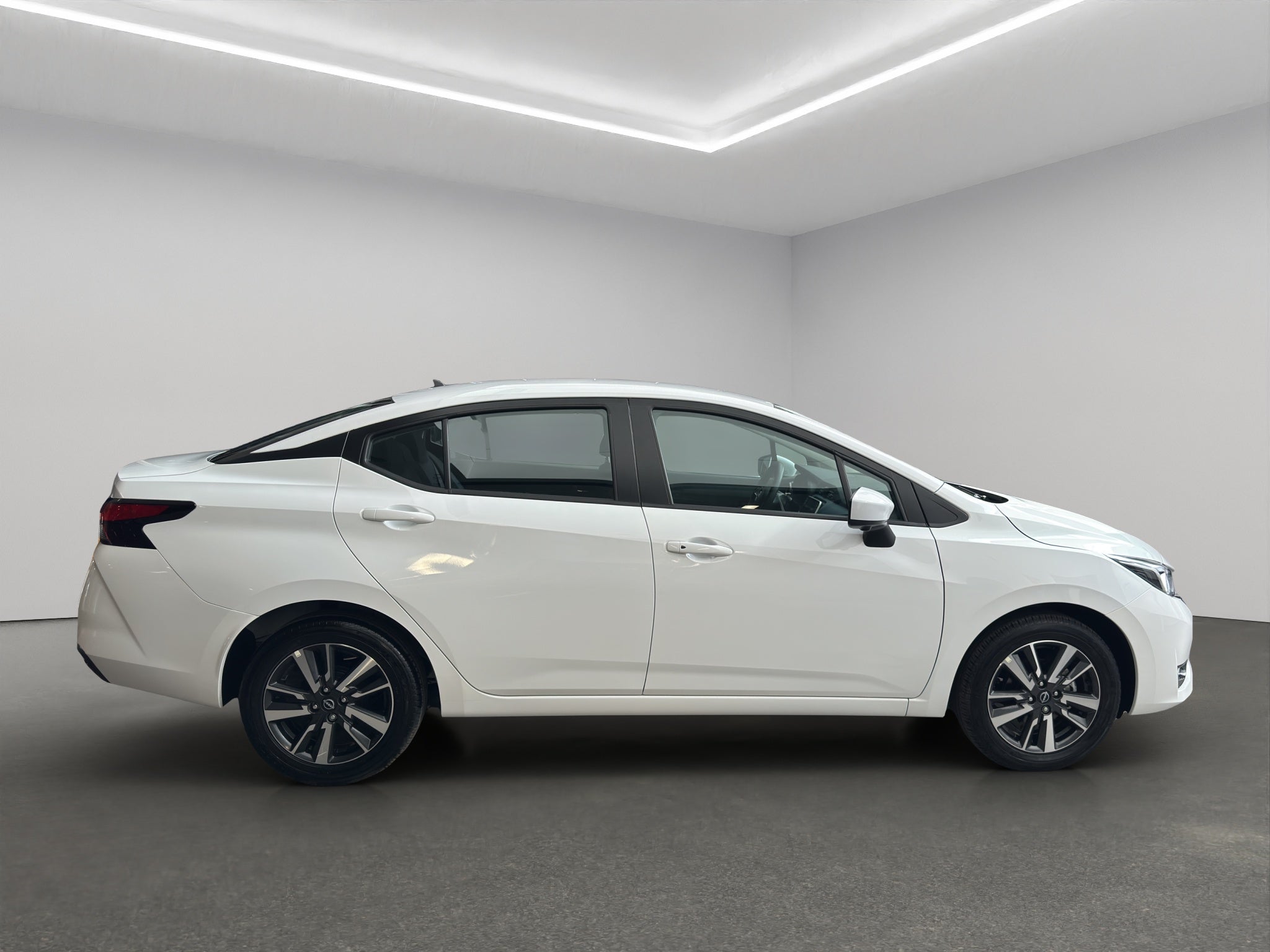 2024 Nissan Versa 4 pts. Advance, CVT, a/ac., f. niebla, RA-16