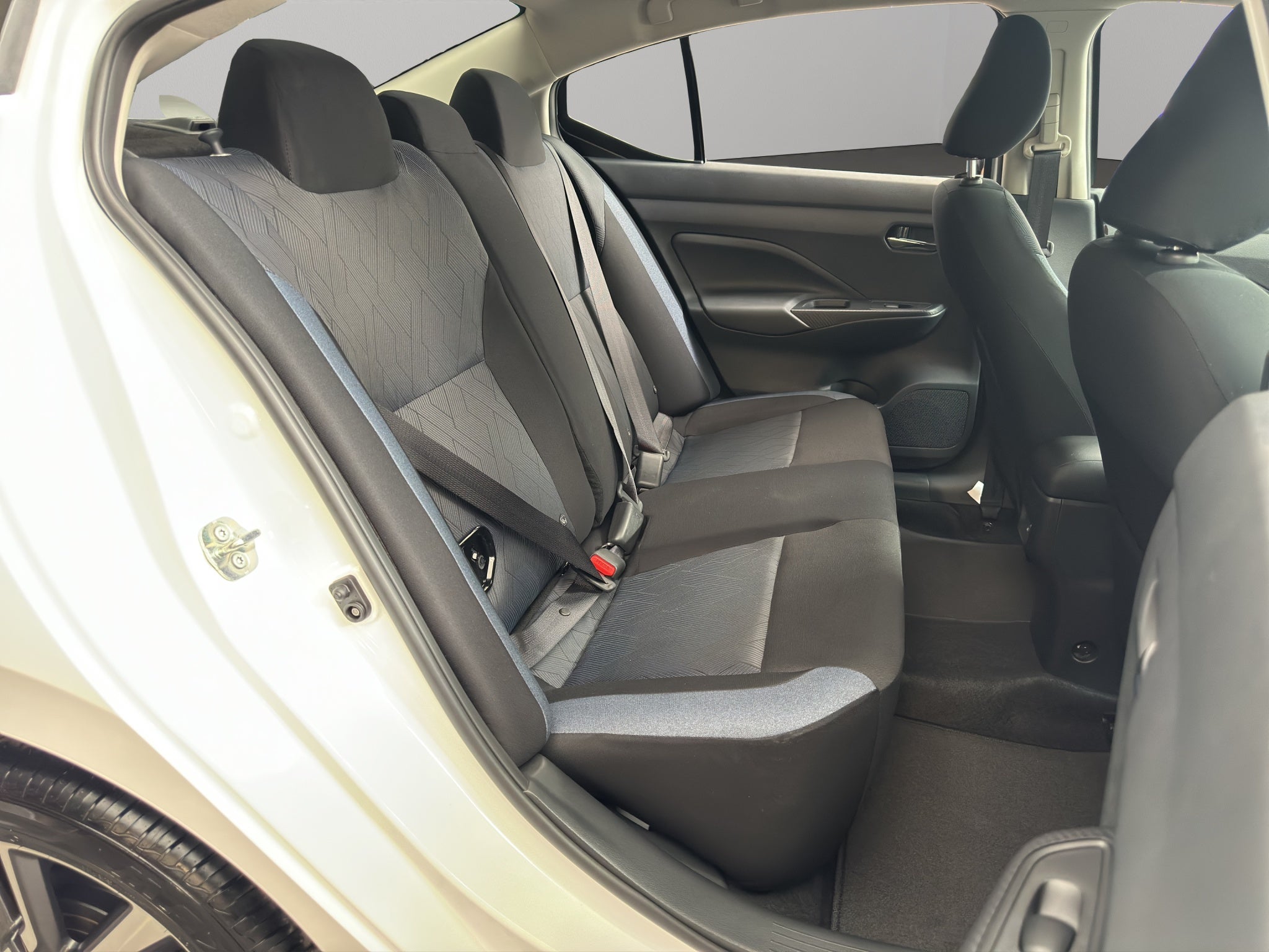 2024 Nissan Versa 4 pts. Advance, CVT, a/ac., f. niebla, RA-16