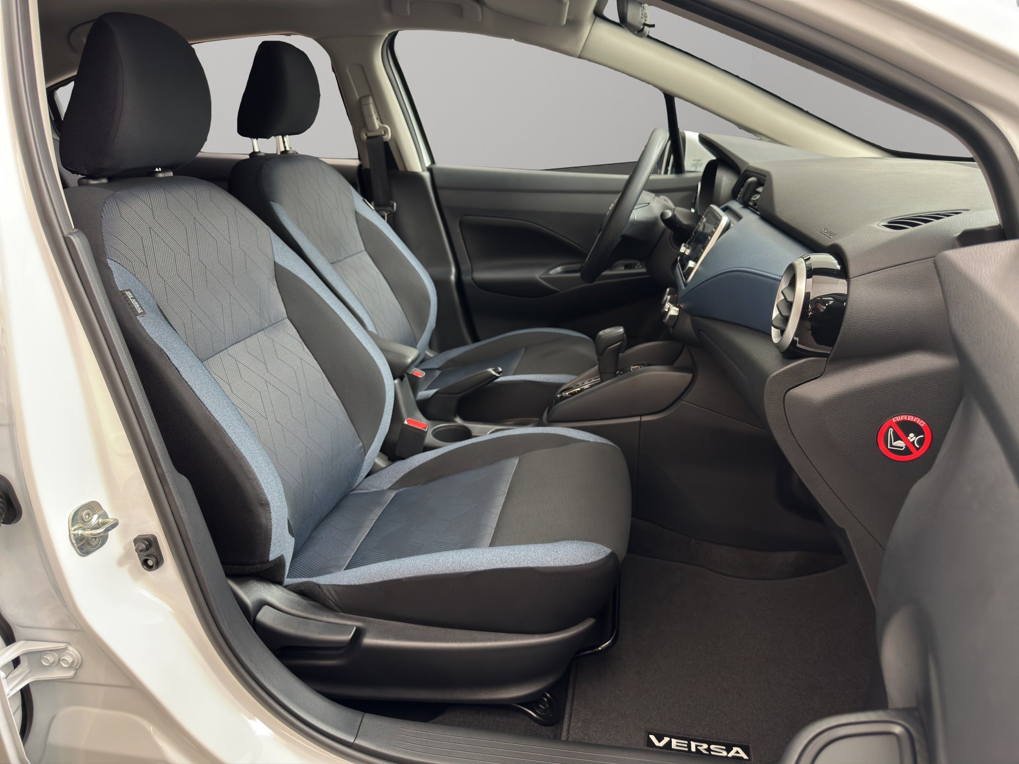 2024 Nissan Versa 4 pts. Advance, CVT, a/ac., f. niebla, RA-16