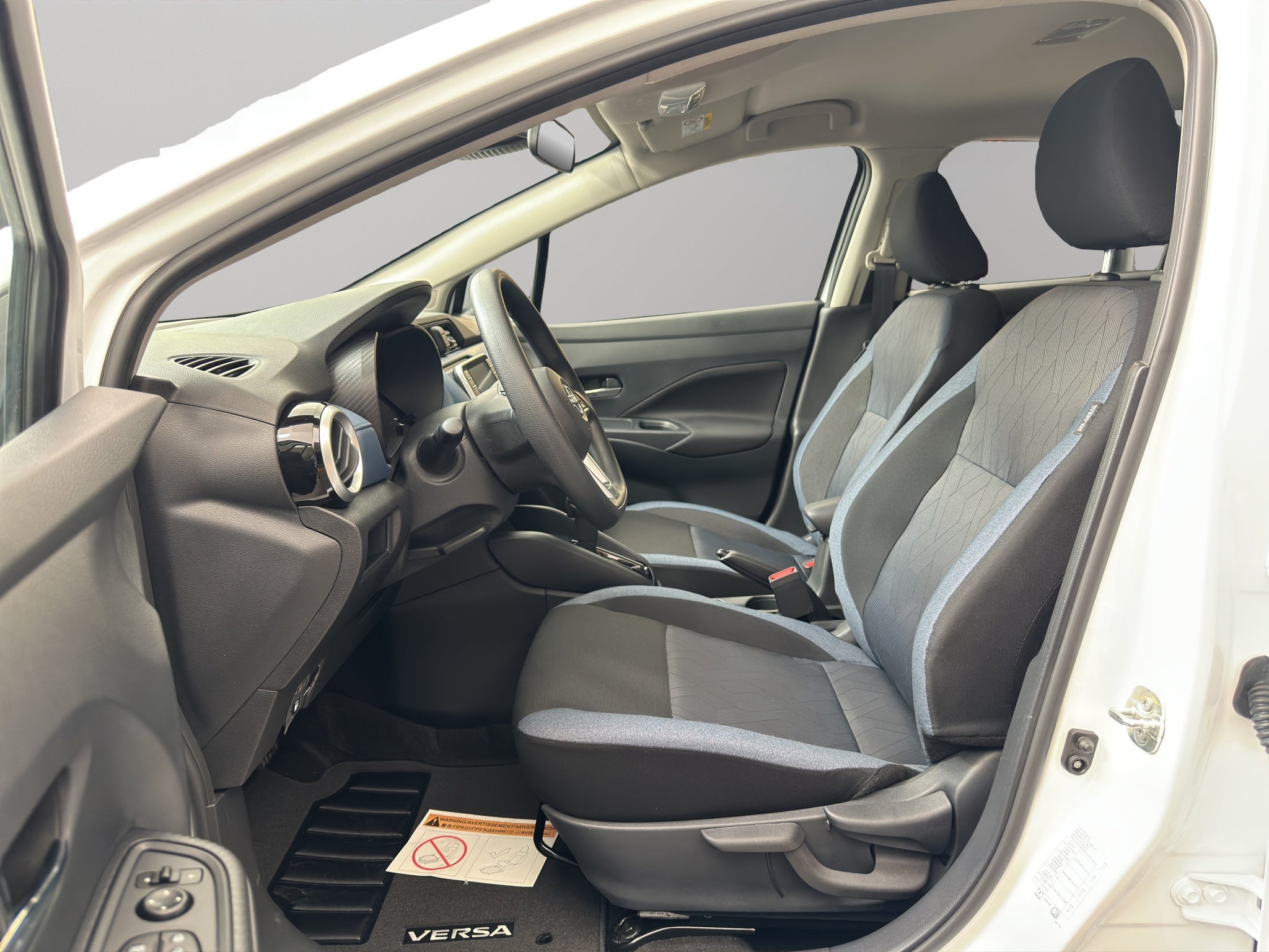 2024 Nissan Versa 4 pts. Advance, CVT, a/ac., f. niebla, RA-16