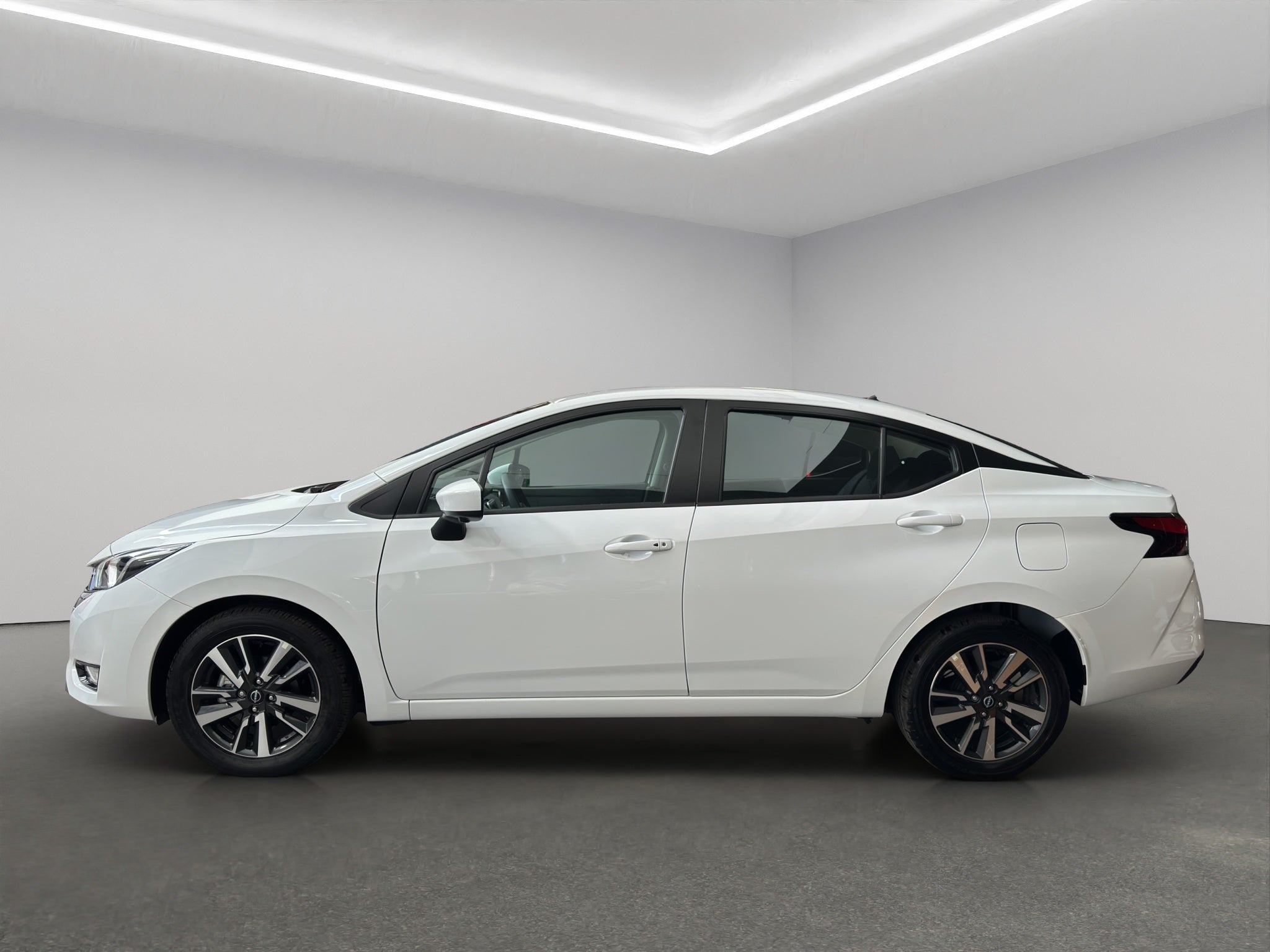 2024 Nissan Versa 4 pts. Advance, CVT, a/ac., f. niebla, RA-16