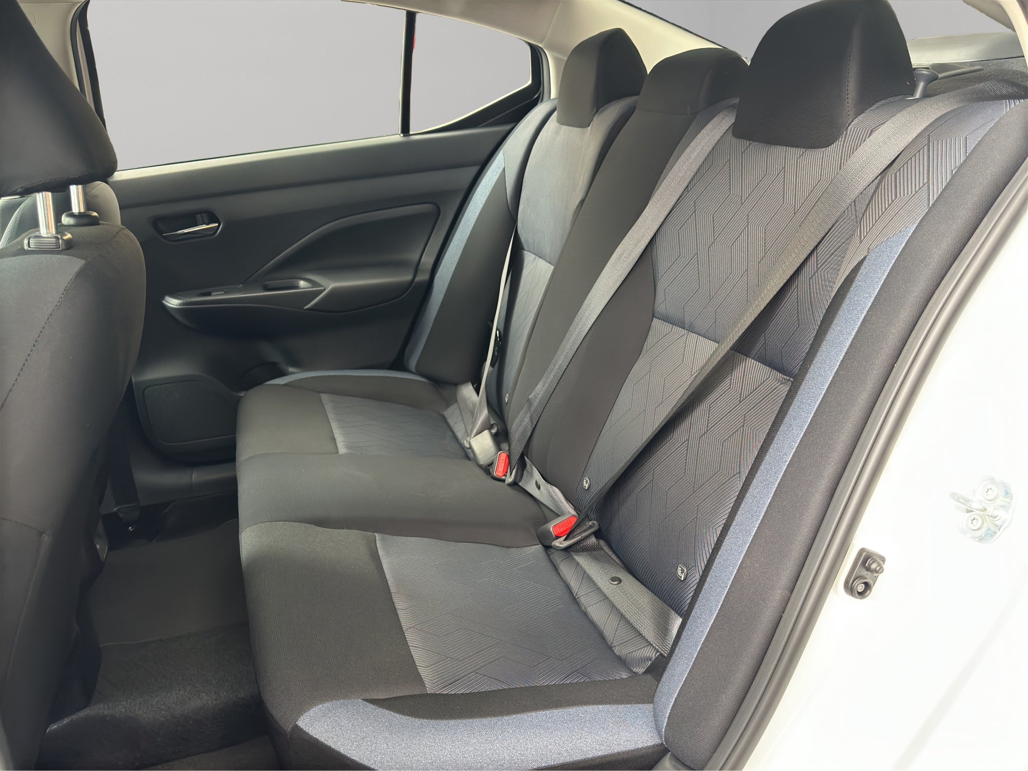 2024 Nissan Versa 4 pts. Advance, CVT, a/ac., f. niebla, RA-16