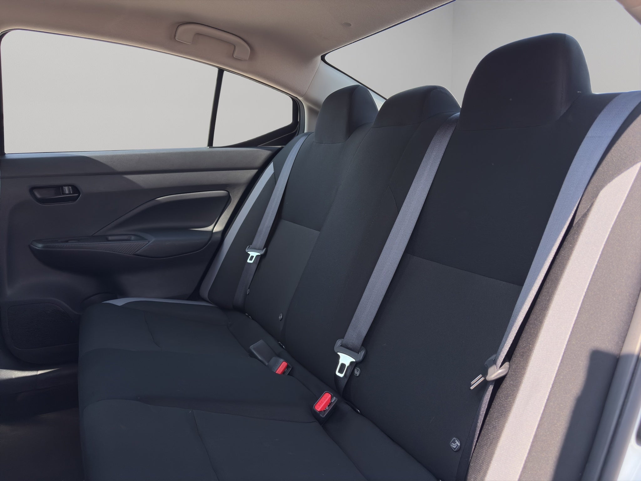 2025 Nissan Versa 4 pts. Sense, CVT, a/ac., R-15