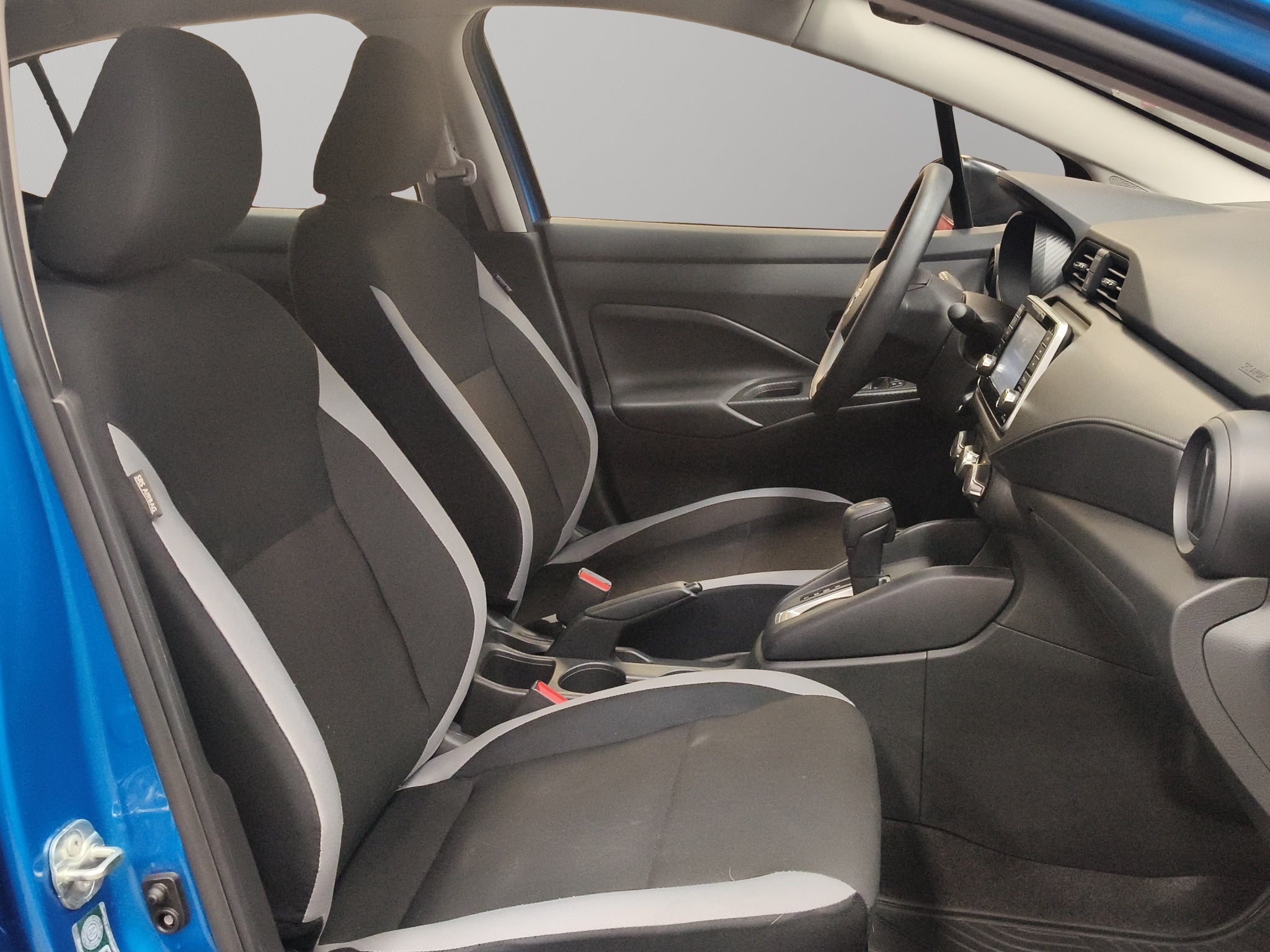 2025 Nissan Versa 4 pts. Sense, CVT, a/ac., R-15 (línea anterior)