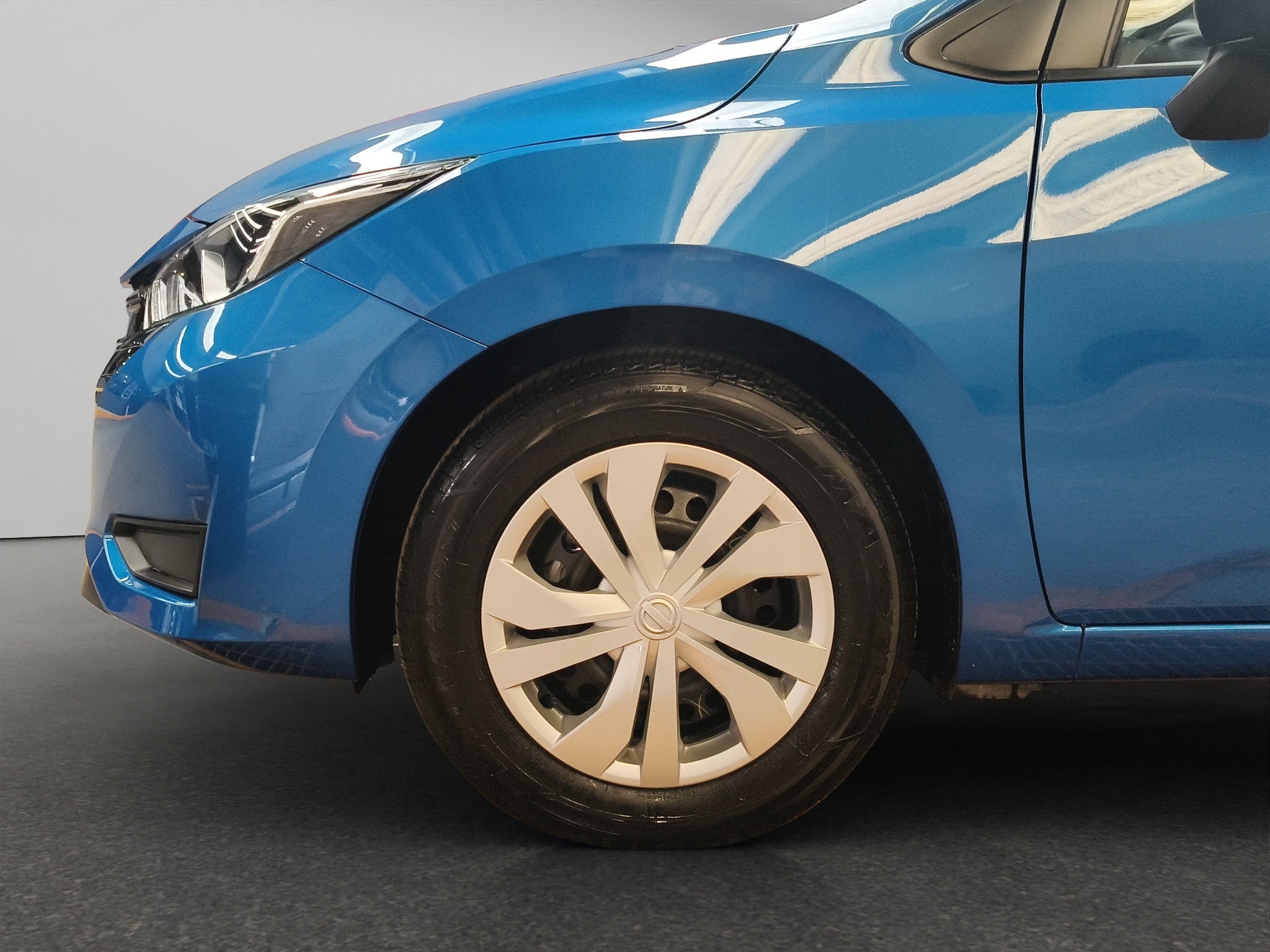 2025 Nissan Versa 4 pts. Sense, CVT, a/ac., R-15 (línea anterior)