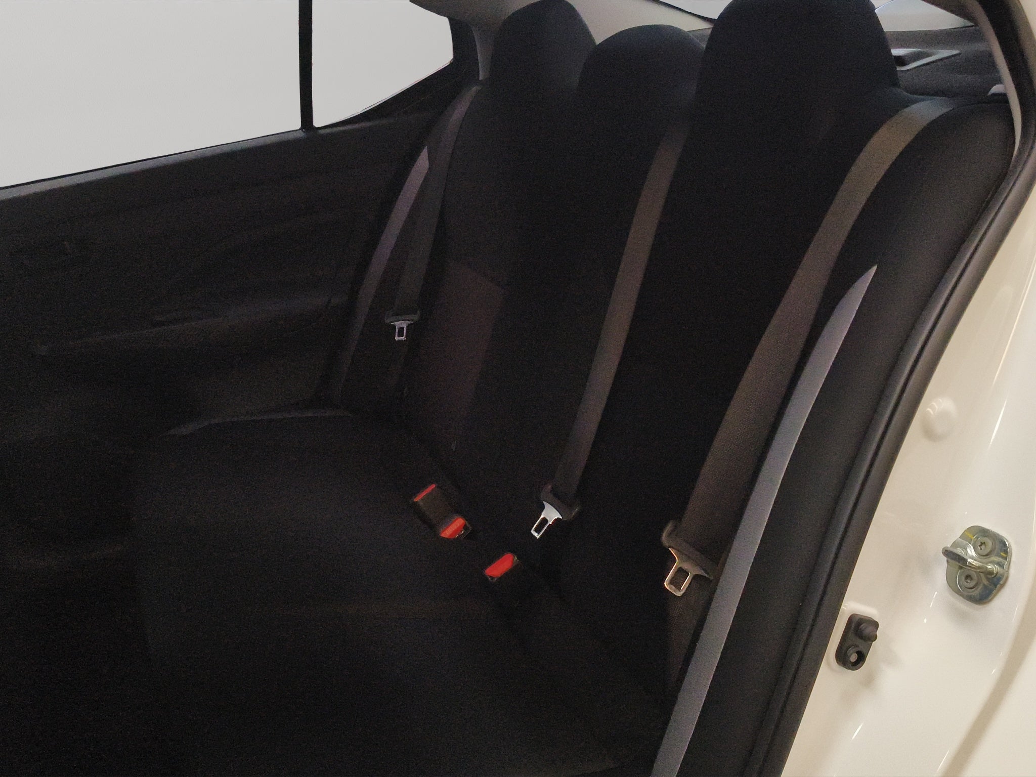 2025 Nissan Versa 4 pts. Sense, CVT, a/ac., R-15 (línea anterior)