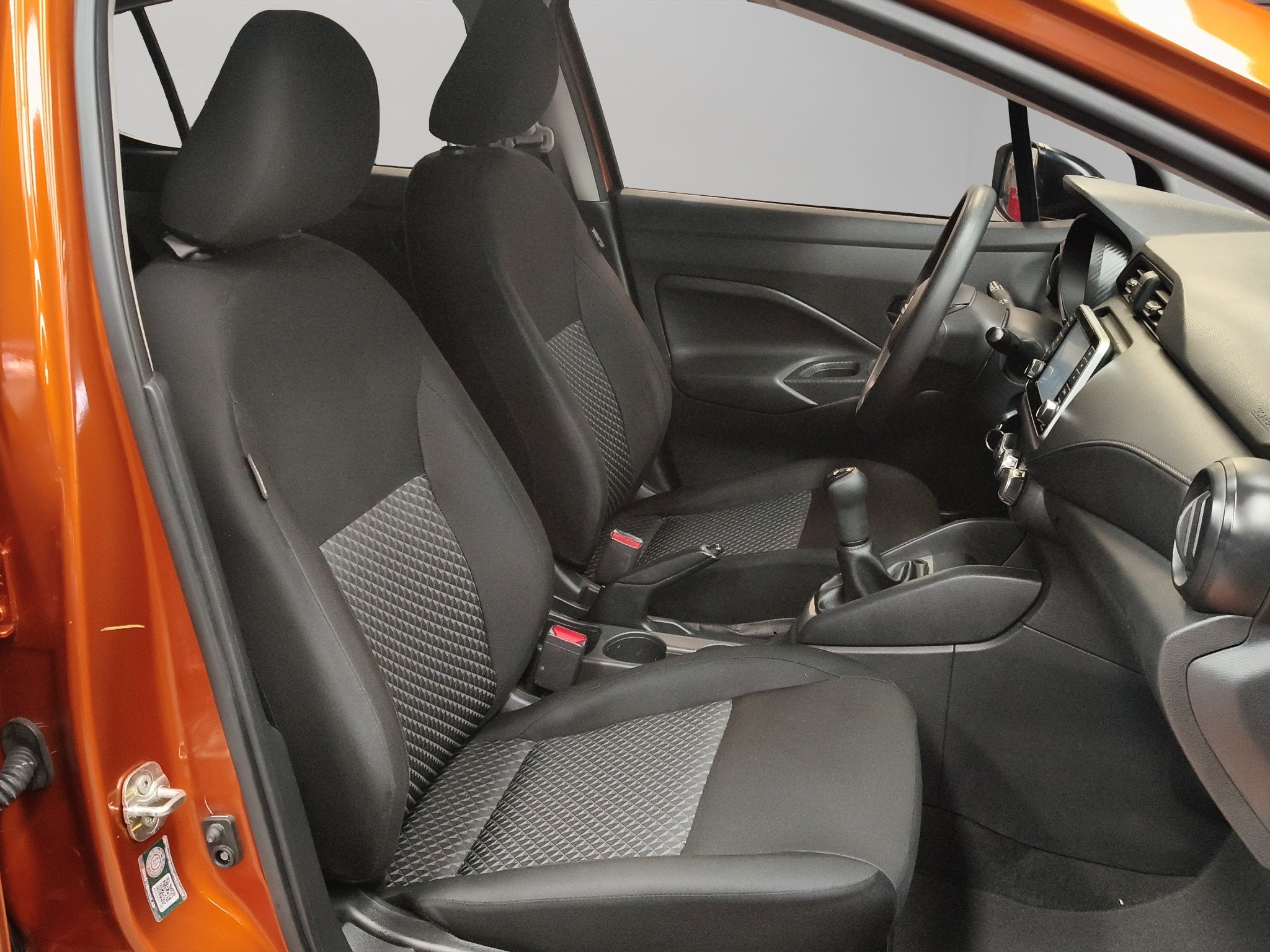 2024 Nissan Versa 4 pts. Sense, TM5, a/ac., R-15