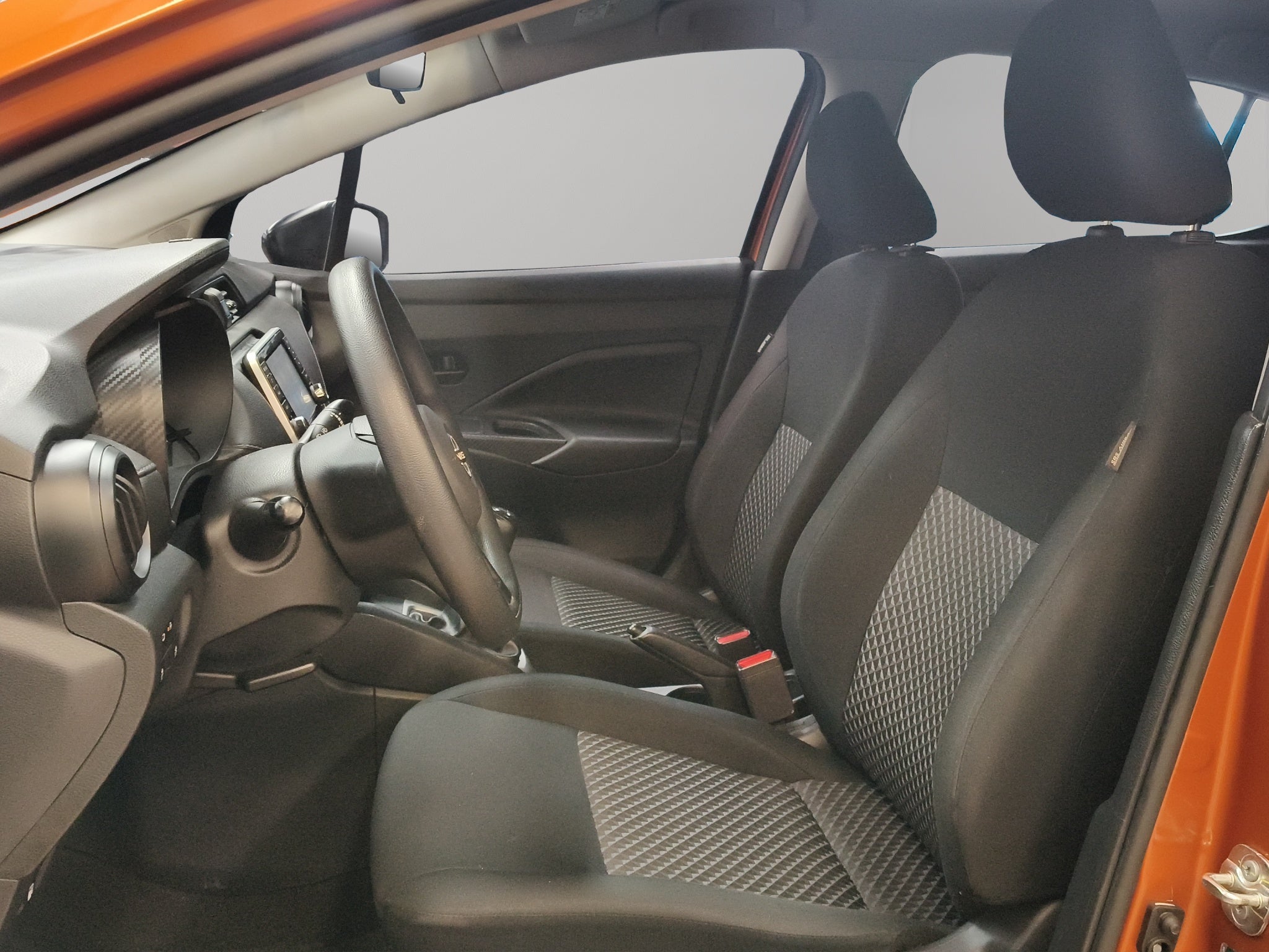 2024 Nissan Versa 4 pts. Sense, TM5, a/ac., R-15