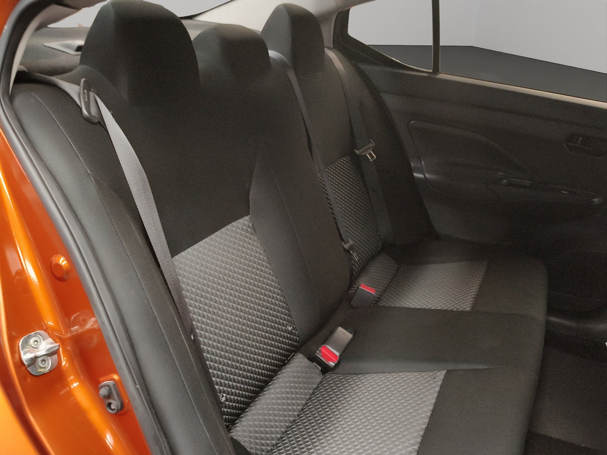 2024 Nissan Versa 4 pts. Sense, TM5, a/ac., R-15