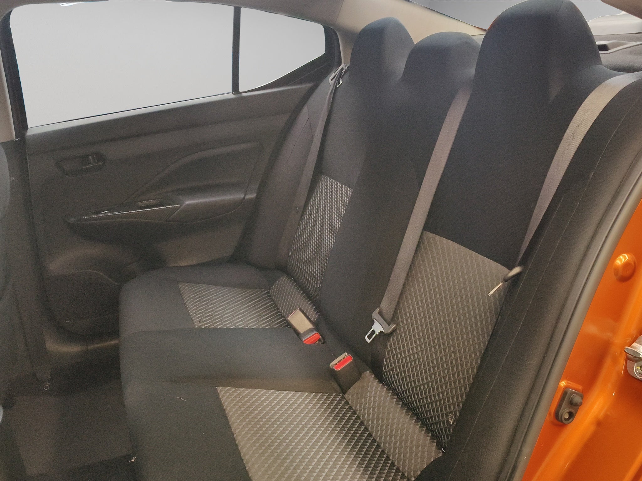 2024 Nissan Versa 4 pts. Sense, TM5, a/ac., R-15