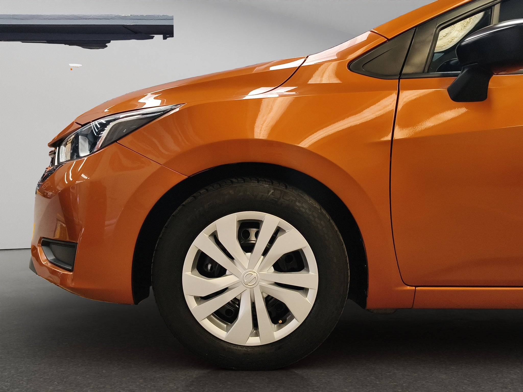 2024 Nissan Versa 4 pts. Sense, TM5, a/ac., R-15