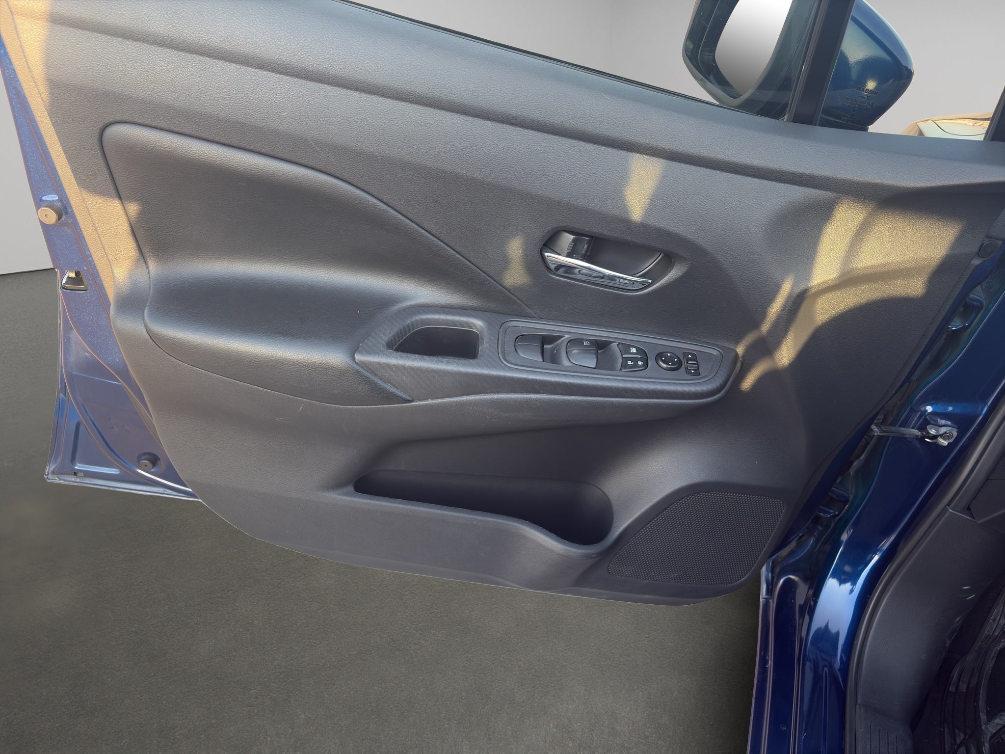 2020 Nissan Versa 4 pts. Advance, CVT, a/ac., VE, f. niebla, RA-16 (línea anterior)