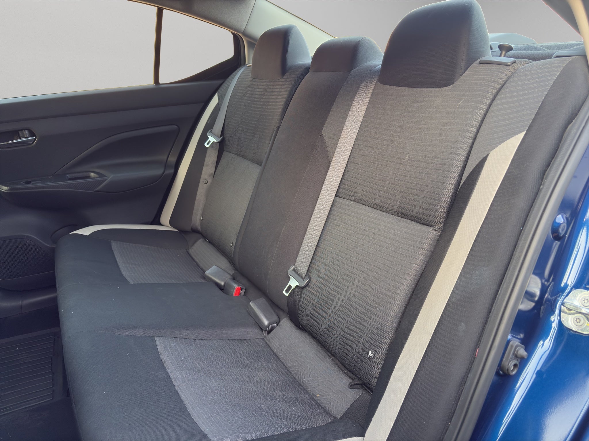 2020 Nissan Versa 4 pts. Advance, CVT, a/ac., VE, f. niebla, RA-16 (línea anterior)