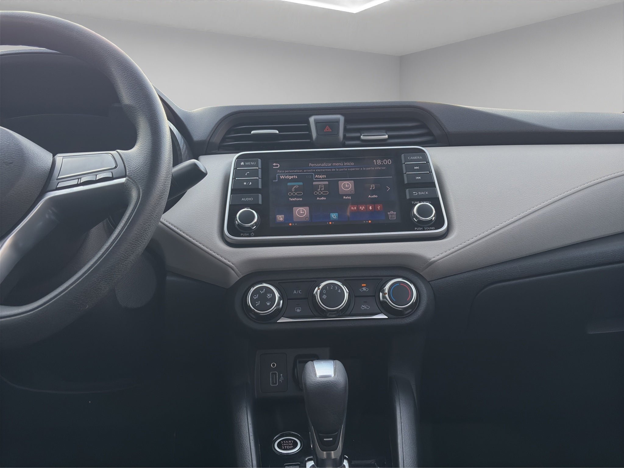 2020 Nissan Versa 4 pts. Advance, CVT, a/ac., VE, f. niebla, RA-16 (línea anterior)