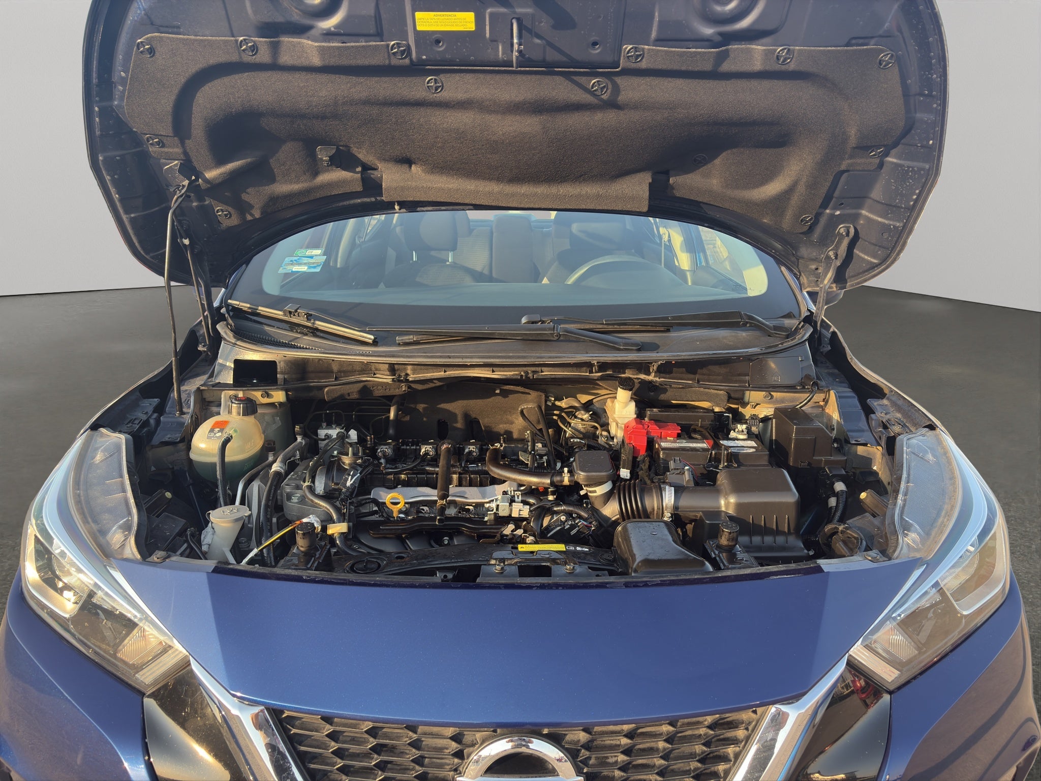 2020 Nissan Versa 4 pts. Advance, CVT, a/ac., VE, f. niebla, RA-16 (línea anterior)