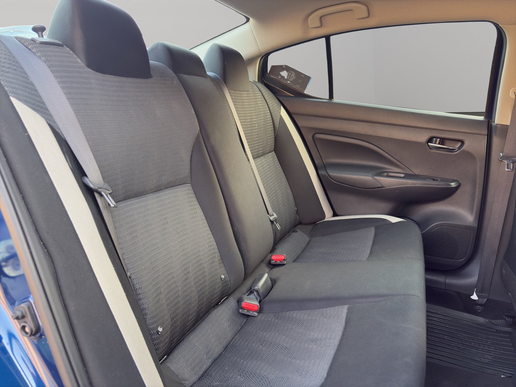 2020 Nissan Versa 4 pts. Advance, CVT, a/ac., VE, f. niebla, RA-16 (línea anterior)