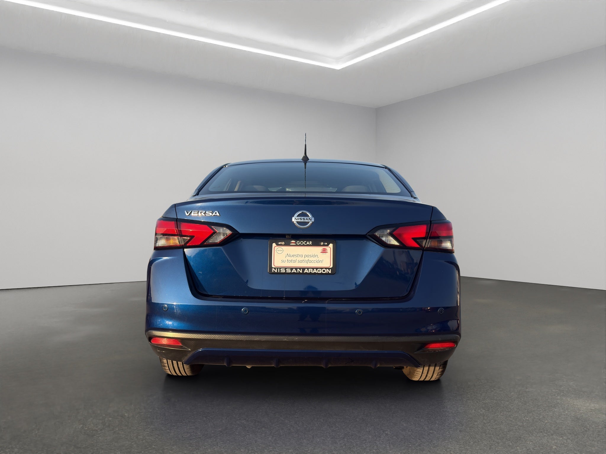 2020 Nissan Versa 4 pts. Advance, CVT, a/ac., VE, f. niebla, RA-16 (línea anterior)