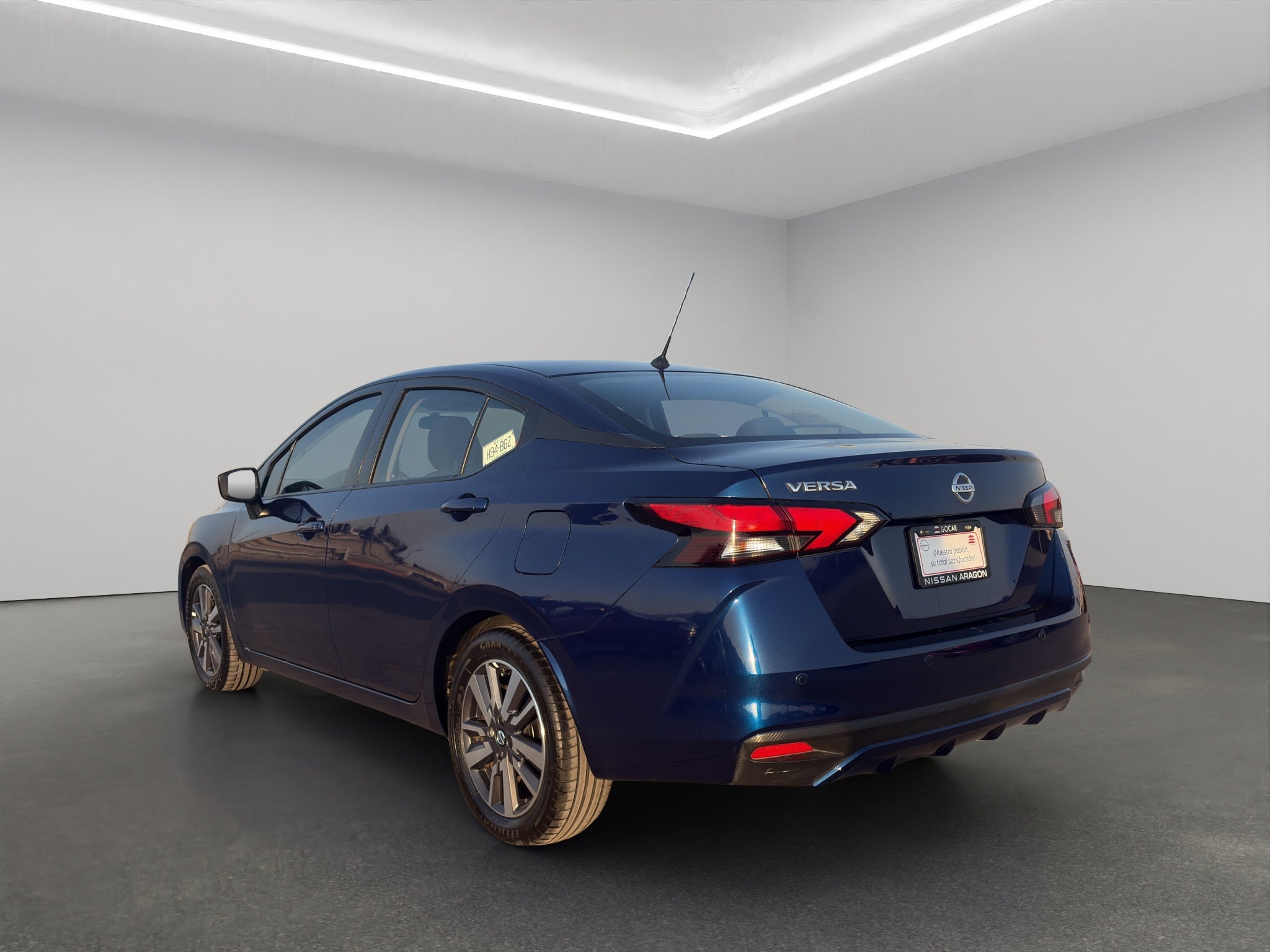 2020 Nissan Versa 4 pts. Advance, CVT, a/ac., VE, f. niebla, RA-16 (línea anterior)