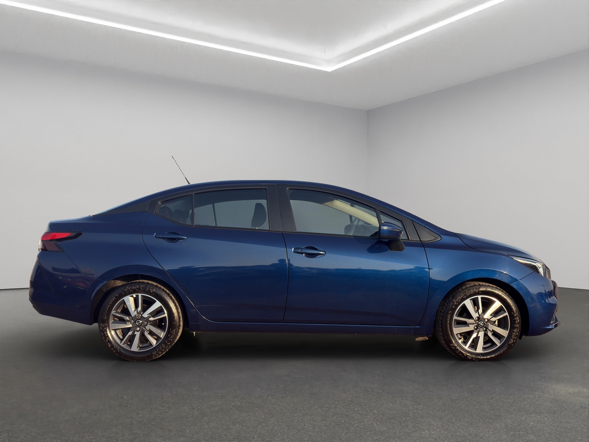 2020 Nissan Versa 4 pts. Advance, CVT, a/ac., VE, f. niebla, RA-16 (línea anterior)