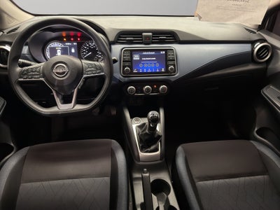 2023 Nissan Versa 4 pts. Advance, TM5, a/ac., f. niebla, RA-16 (cambio de línea)