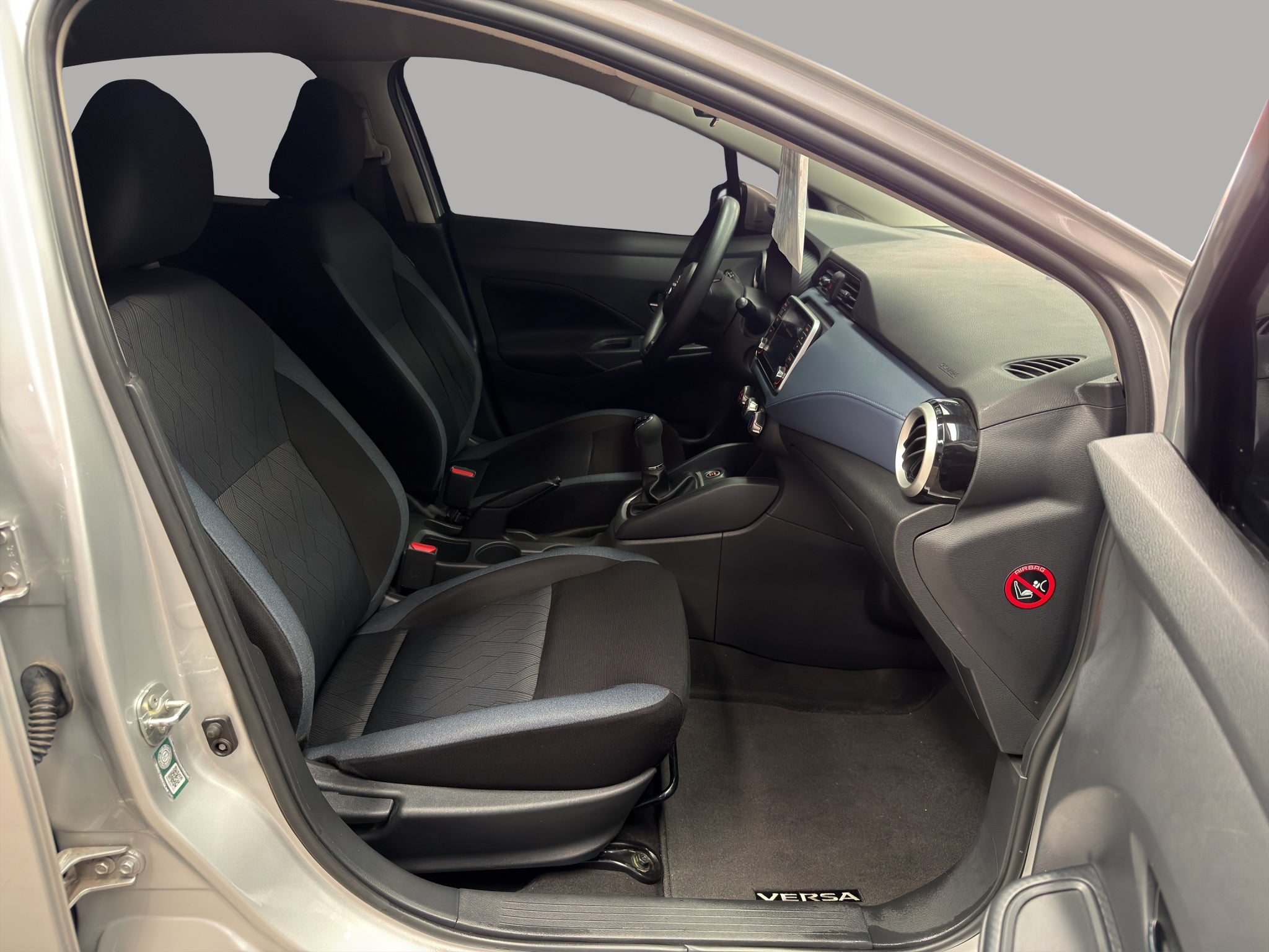 2023 Nissan Versa 4 pts. Advance, TM5, a/ac., f. niebla, RA-16 (cambio de línea)