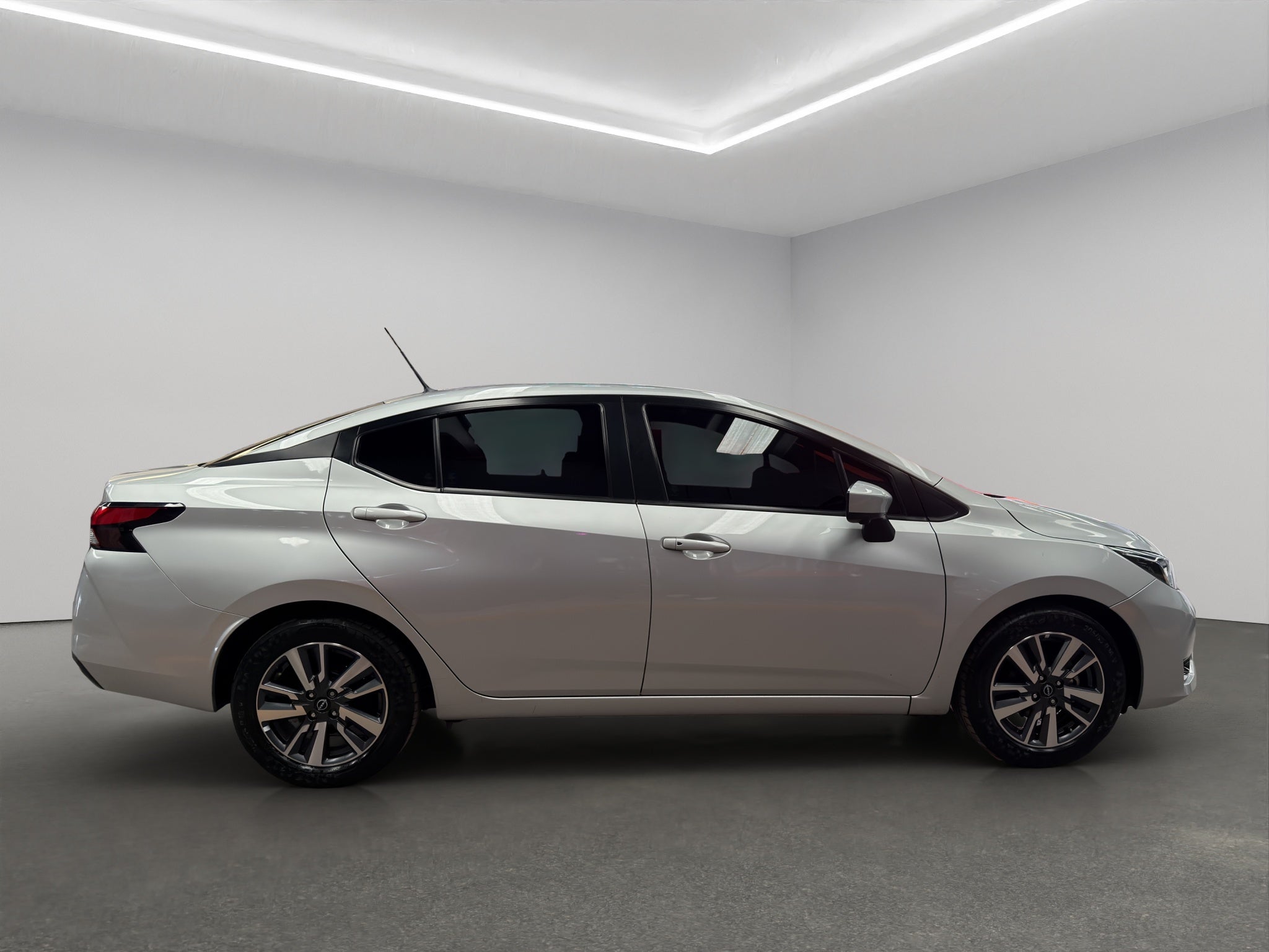 2023 Nissan Versa 4 pts. Advance, TM5, a/ac., f. niebla, RA-16 (cambio de línea)