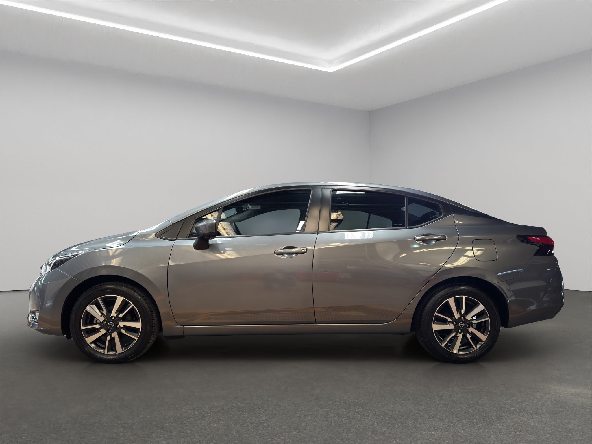 2025 Nissan Versa 4 pts. Advance, TM5, a/ac., f. niebla, RA-16