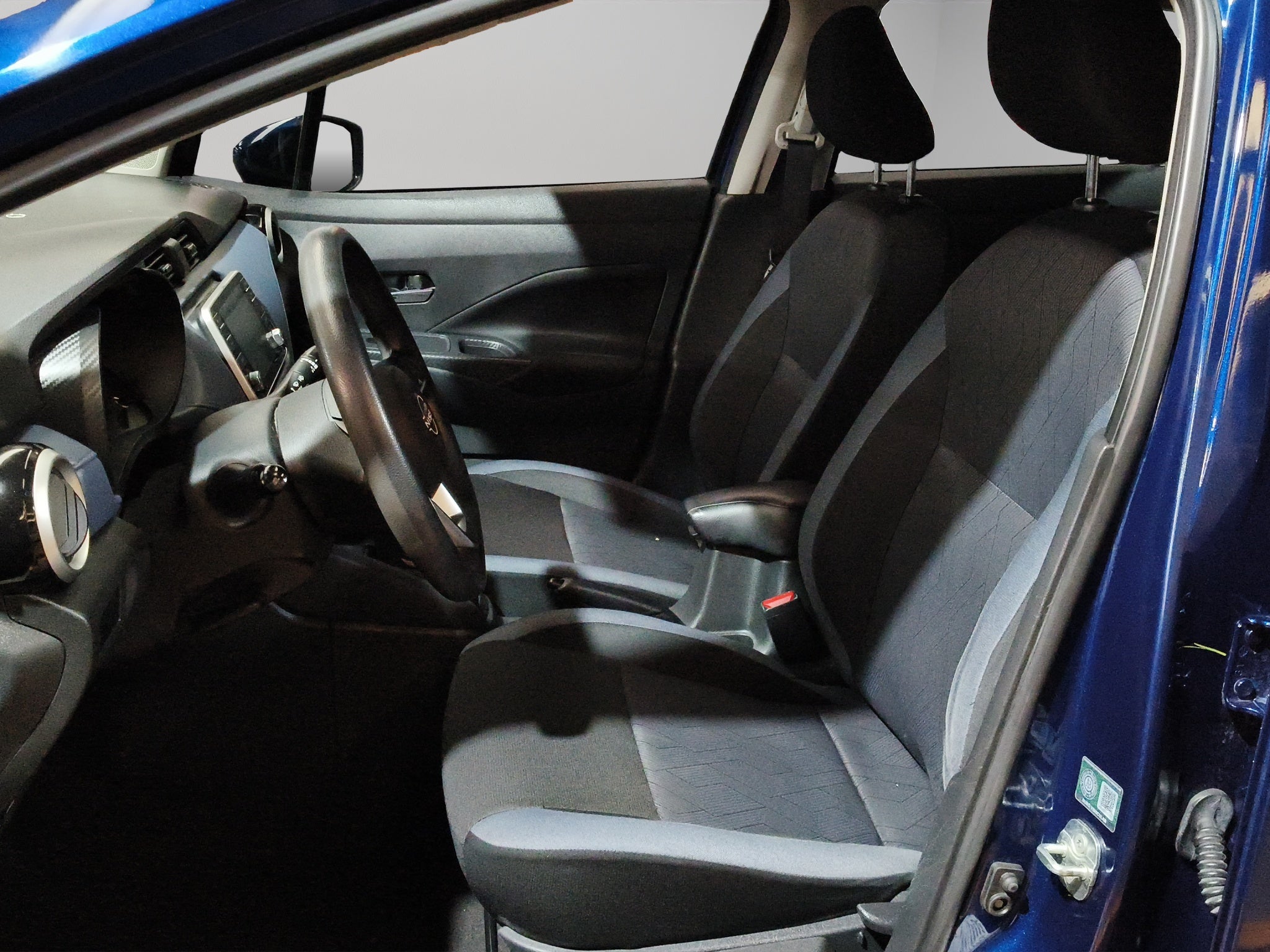 2023 Nissan Versa 4 pts. Advance, CVT, a/ac., f. niebla, RA-16 (cambio de línea)