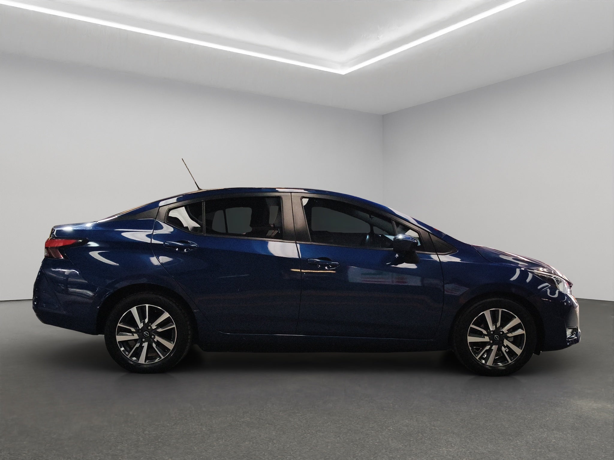 2023 Nissan Versa 4 pts. Advance, CVT, a/ac., f. niebla, RA-16 (cambio de línea)