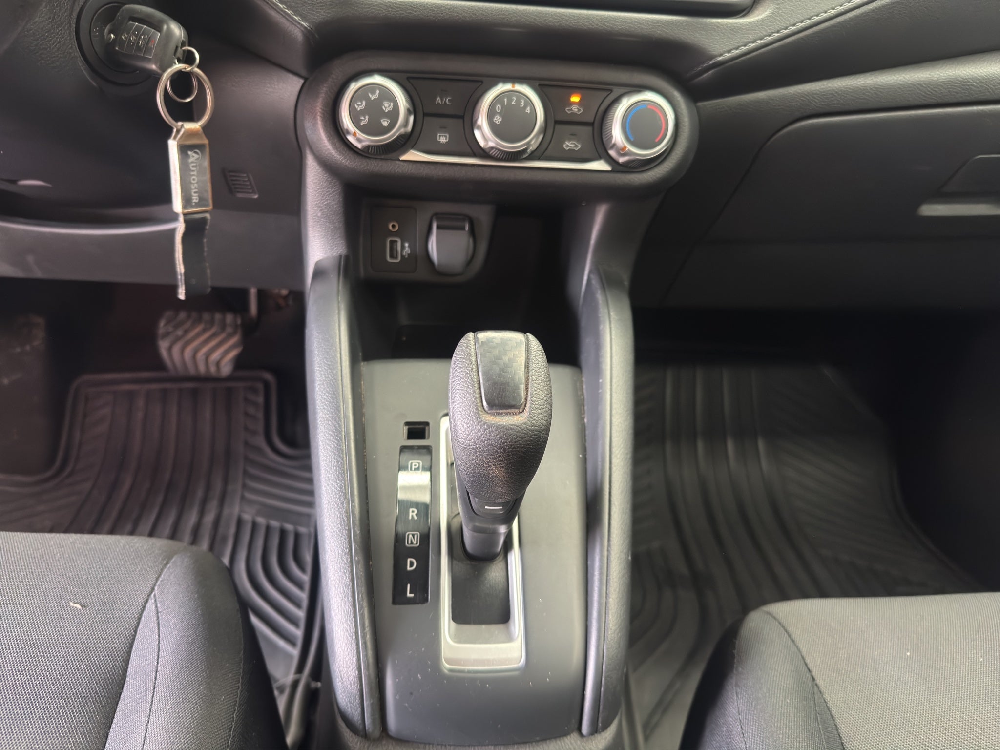 2023 Nissan Versa 4 pts. Sense, CVT, a/ac., R-15 (cambio de línea)