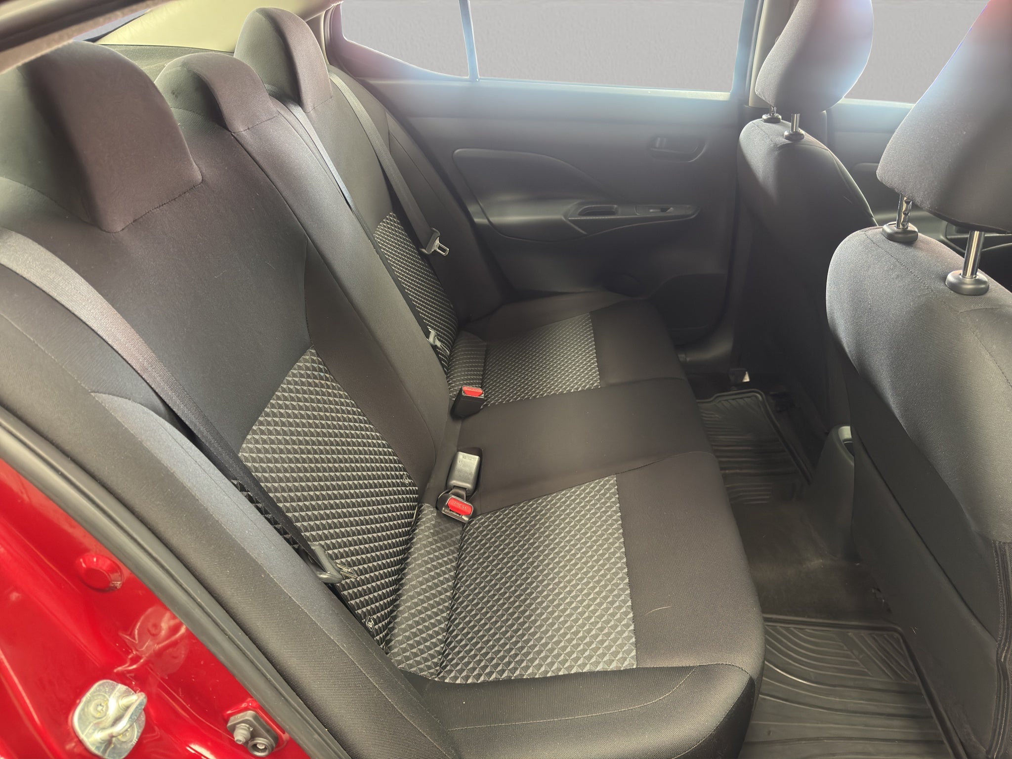 2023 Nissan Versa 4 pts. Sense, CVT, a/ac., R-15 (cambio de línea)