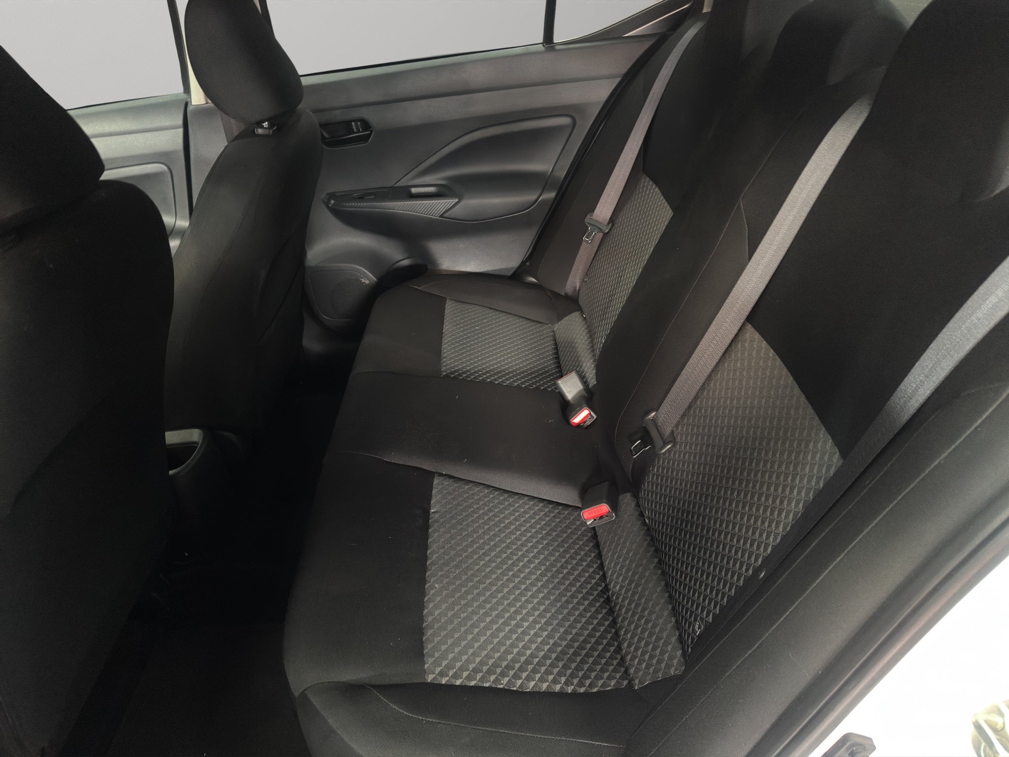 2024 Nissan Versa 4 pts. Sense, CVT, a/ac., R-15