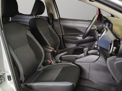 2024 Nissan Versa 4 pts. Advance, CVT, a/ac., f. niebla, RA-16