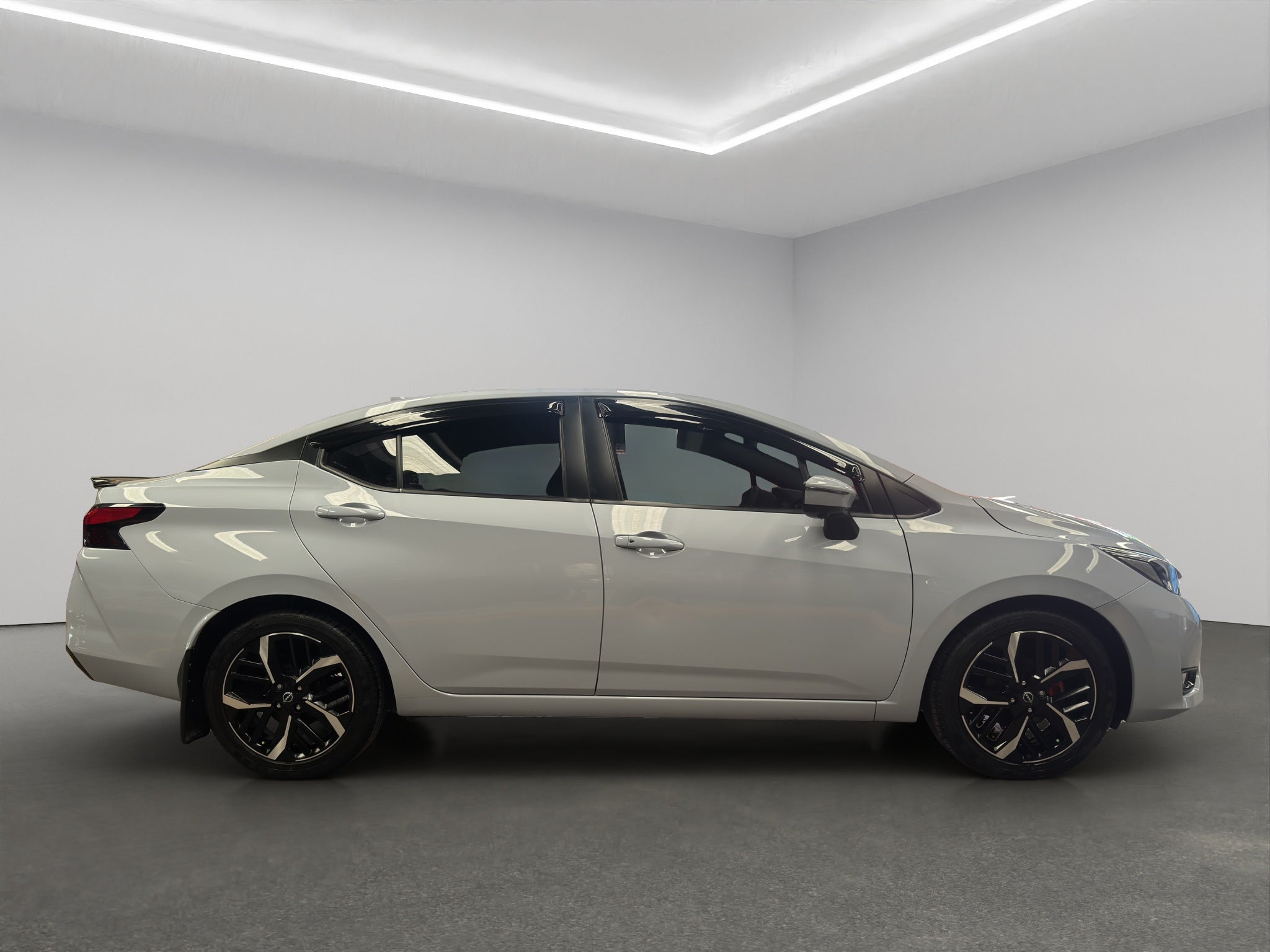 2024 Nissan Versa 4 pts. Exclusive, TA, a/ac. Aut., piel, f. niebla, f. led, RA-17