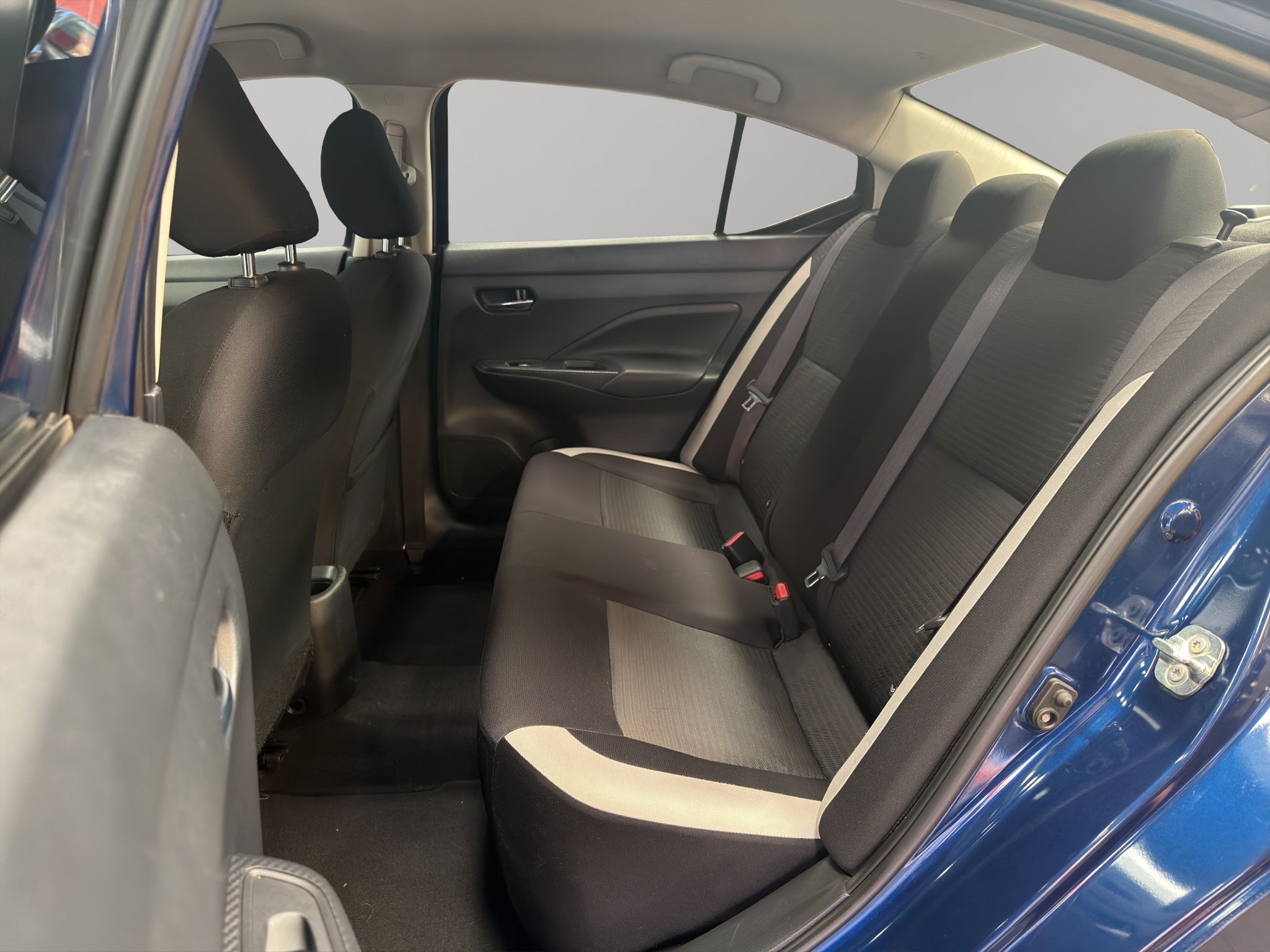 2021 Nissan Versa 4 pts. Advance, TM5, a/ac., VE, f. niebla, RA-16