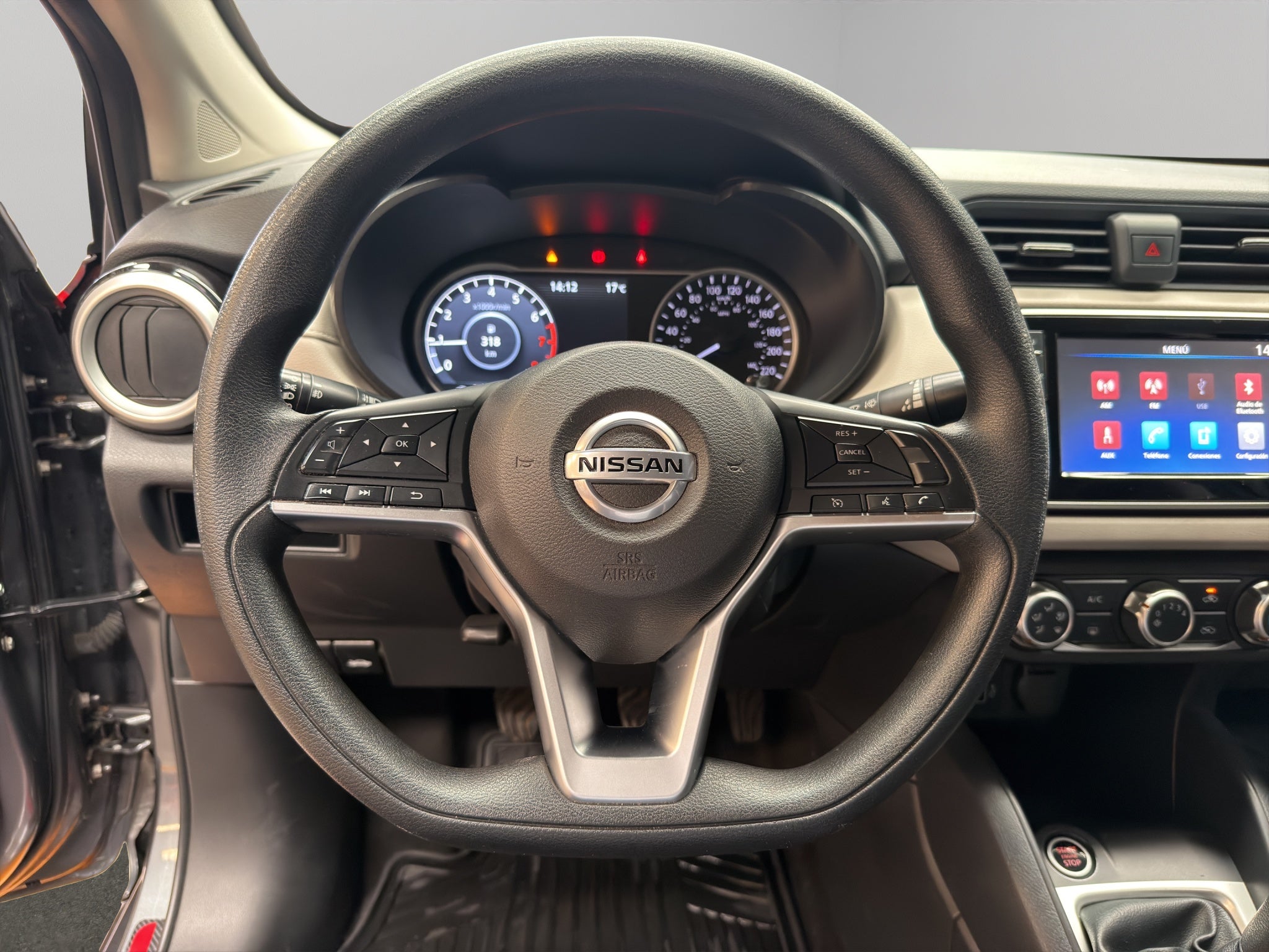 2022 Nissan Versa 4 pts. Advance, TM5, a/ac., VE, f. niebla, RA-16 (línea anterior)