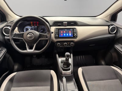 2022 Nissan Versa 4 pts. Advance, TM5, a/ac., VE, f. niebla, RA-16 (línea anterior)