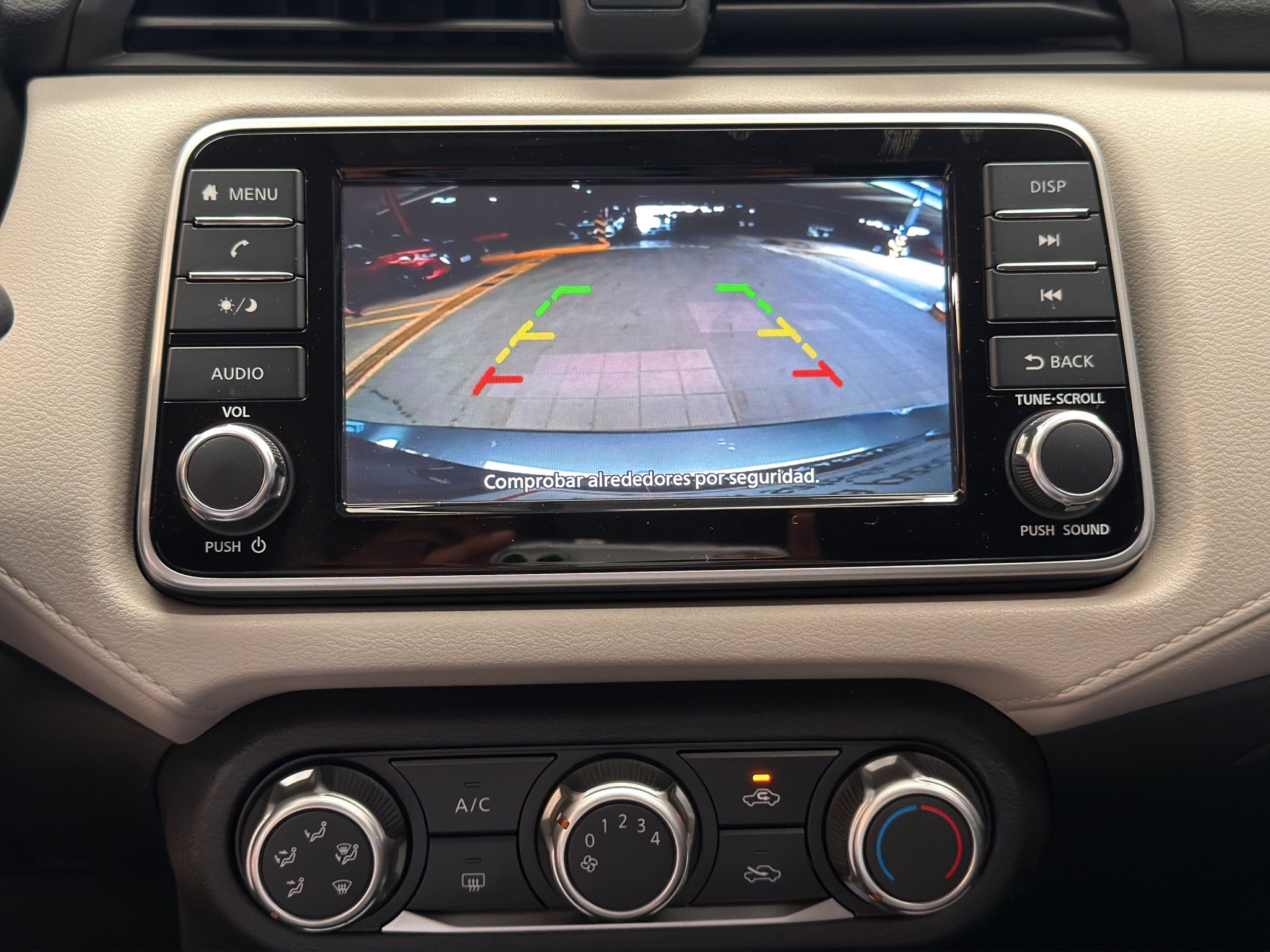 2022 Nissan Versa 4 pts. Advance, TM5, a/ac., VE, f. niebla, RA-16 (línea anterior)