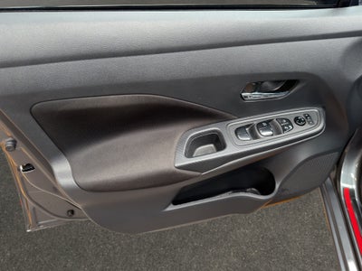 2022 Nissan Versa 4 pts. Advance, TM5, a/ac., VE, f. niebla, RA-16 (línea anterior)